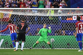MADRID, SPAIN - SEPTEMBER 28:  Manuel Neuer of Bayern Muenchen watches as Antoine Griezmann of Atletico Madrid misses a penalty during the UEFA Champions League group D match between Club Atletico de Madrid and FC Bayern Muenchen at the Vicente Calderon S