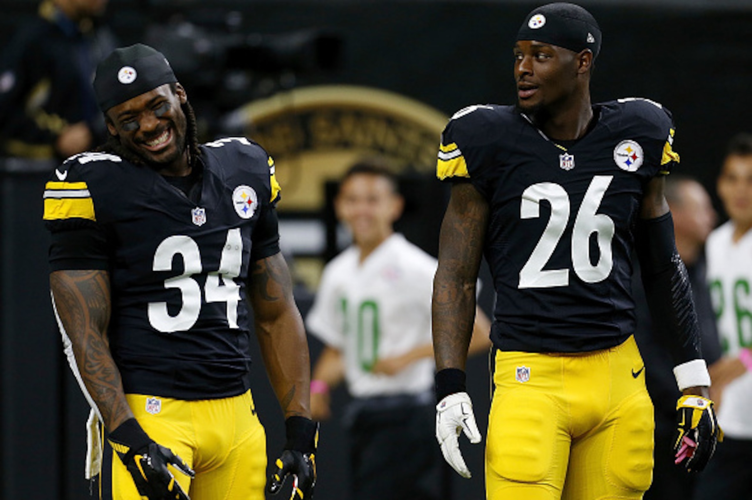 NEW ORLEANS, LA - AUGUST 26:  DeAngelo Williams #34 of the Pittsburgh Steelers and Le'Veon Bell #26 talk  before a game at the Mercedes-Benz Superdome on August 26, 2016 in New Orleans, Louisiana.  (Photo by Jonathan Bachman/Getty Images)