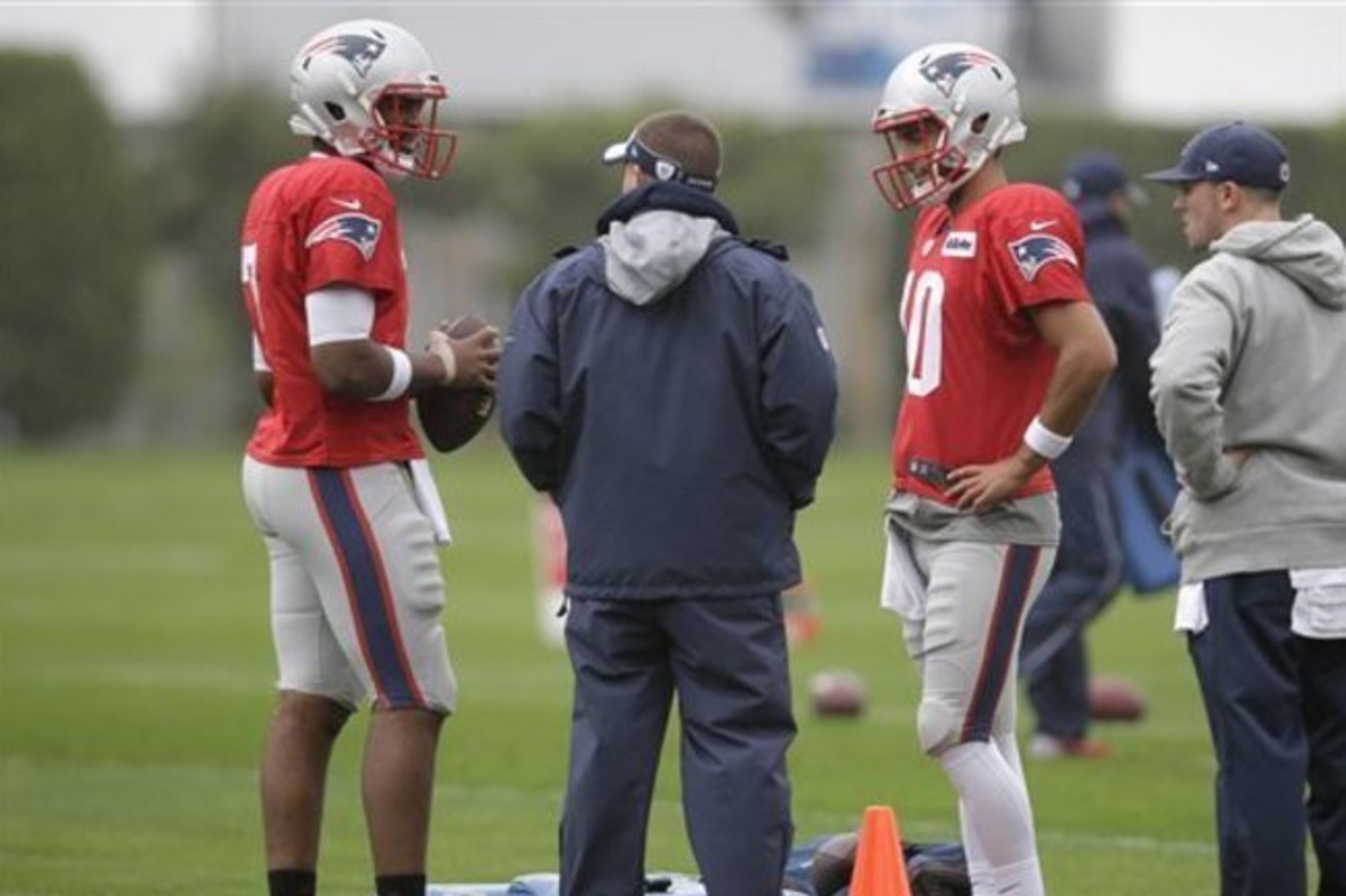 Patriots quarterbacks Jacoby Brissett (left) and Jimmy Garoppolo (right).
