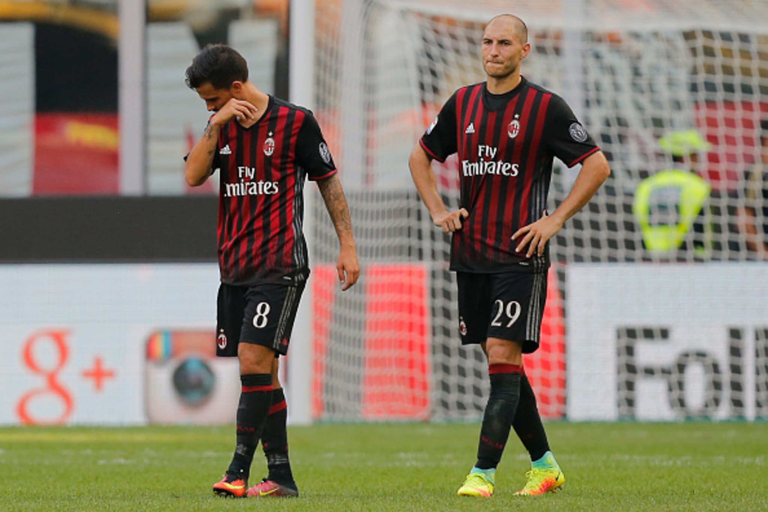 AC Milan's Spanish midfielder Suso (L) and AC Milan's defender Gabriel Paletta react at the end of the Italian Serie A football match AC Milan Vs Udinese on September 11, 2016 at the San Siro stadium in Milan.  / AFP / MARCO BERTORELLO        (Photo credi