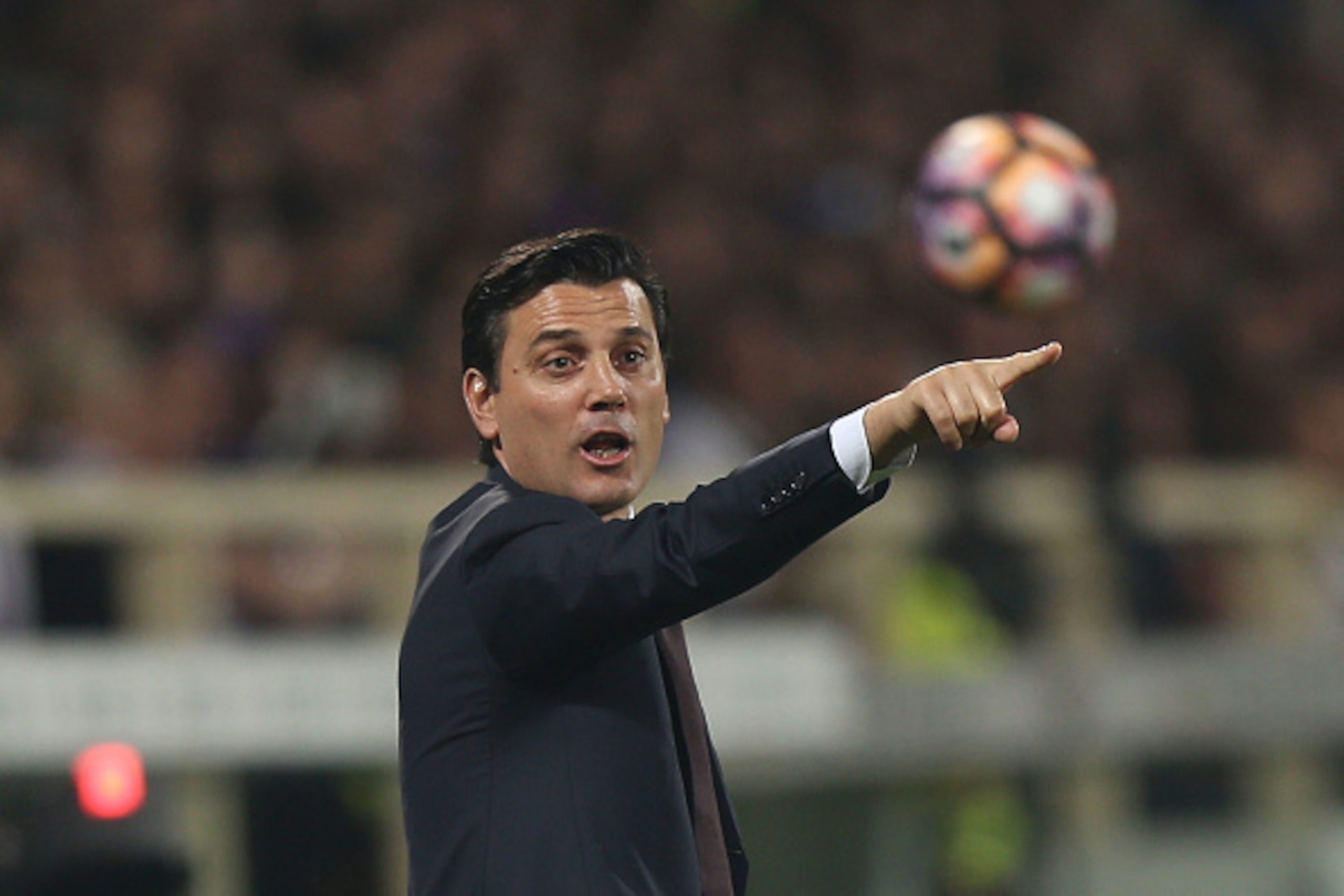 FLORENCE, ITALY - SEPTEMBER 25: Vincenzo Montella manager of AC Milan gives instructions during the Serie A match between ACF Fiorentina and AC Milan at Stadio Artemio Franchi on September 25, 2016 in Florence, Italy.  (Photo by Gabriele Maltinti/Getty Im