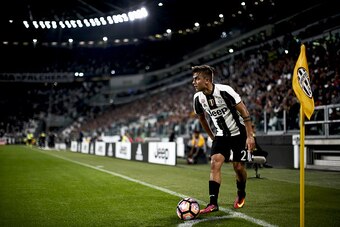 Juventus' Argentinian forward Paulo Dybala prepares to kick the ball during the Italian Serie A football match between Juventus and Cagliari on September 21, 2016 at Juventus Stadium in Turin.  / AFP / MARCO BERTORELLO        (Photo credit should read MAR