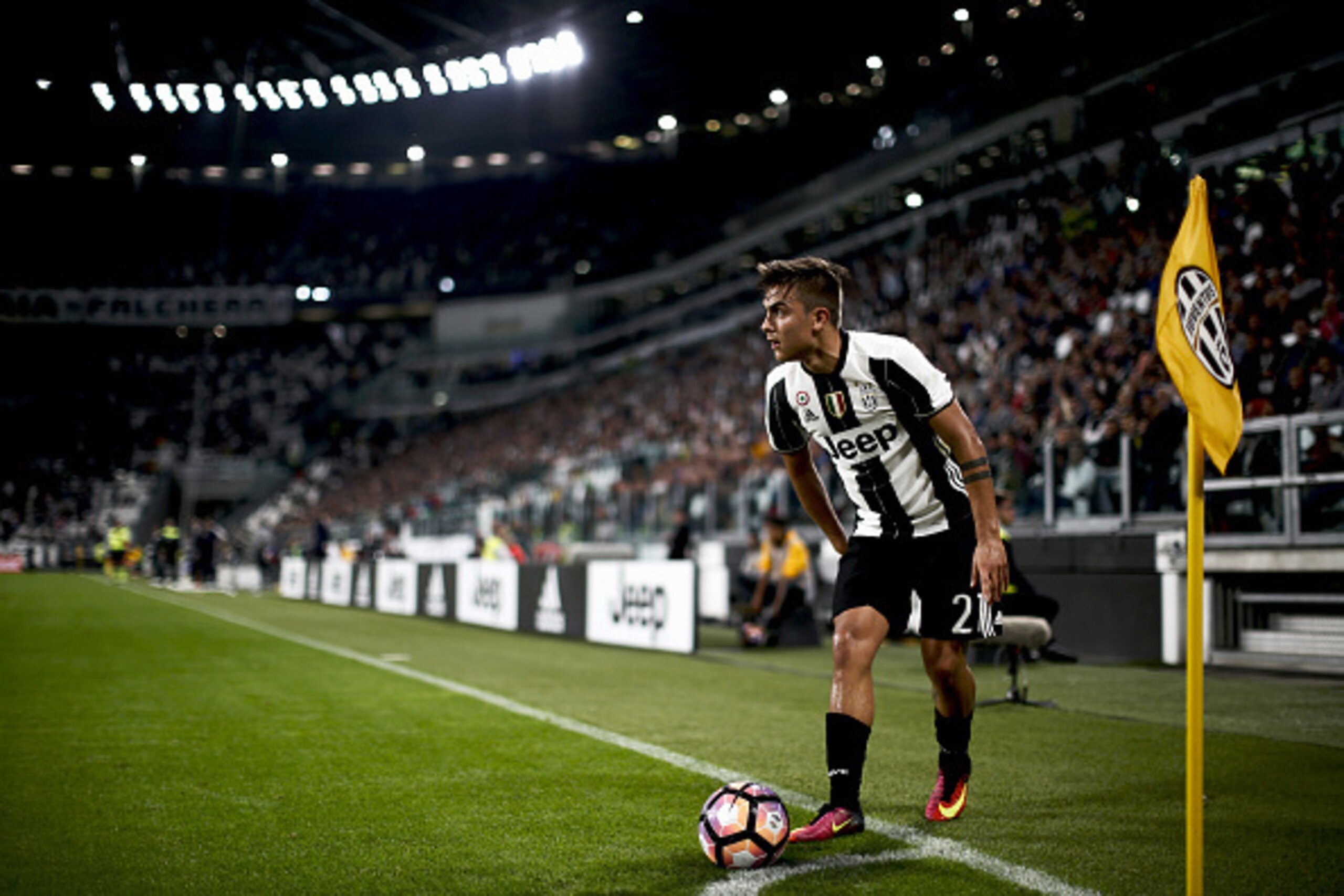 Juventus' Argentinian forward Paulo Dybala prepares to kick the ball during the Italian Serie A football match between Juventus and Cagliari on September 21, 2016 at Juventus Stadium in Turin.  / AFP / MARCO BERTORELLO        (Photo credit should read MAR