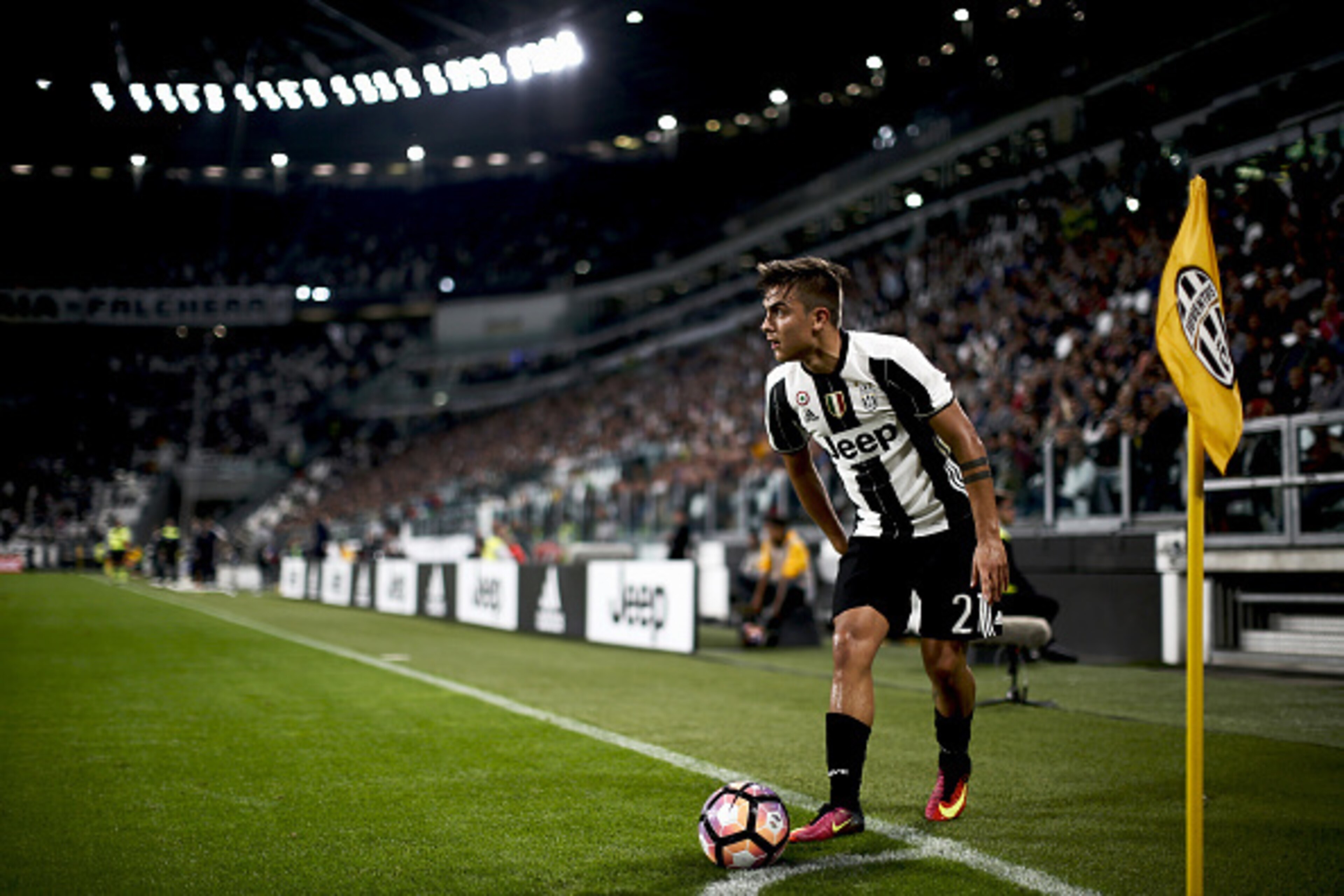 Juventus' Argentinian forward Paulo Dybala prepares to kick the ball during the Italian Serie A football match between Juventus and Cagliari on September 21, 2016 at Juventus Stadium in Turin.  / AFP / MARCO BERTORELLO        (Photo credit should read MAR