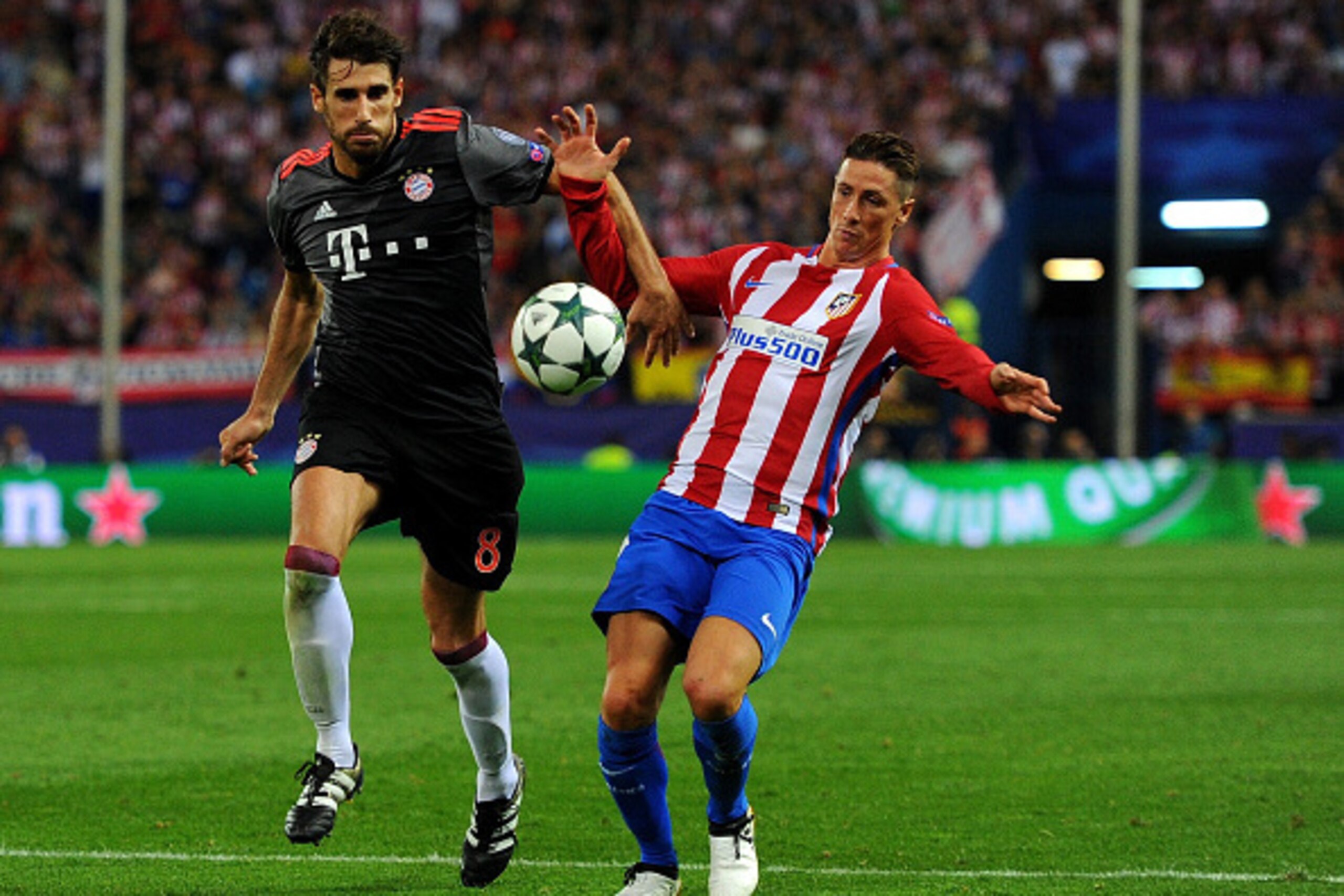 MADRID, SPAIN - SEPTEMBER 28: Javi Martinez of Bayern Muenchen battles for the ball with Fernando Torres of Atletico Madrid  during the UEFA Champions League group D match between Club Atletico de Madrid and FC Bayern Muenchen at the Vicente Calderon Stad