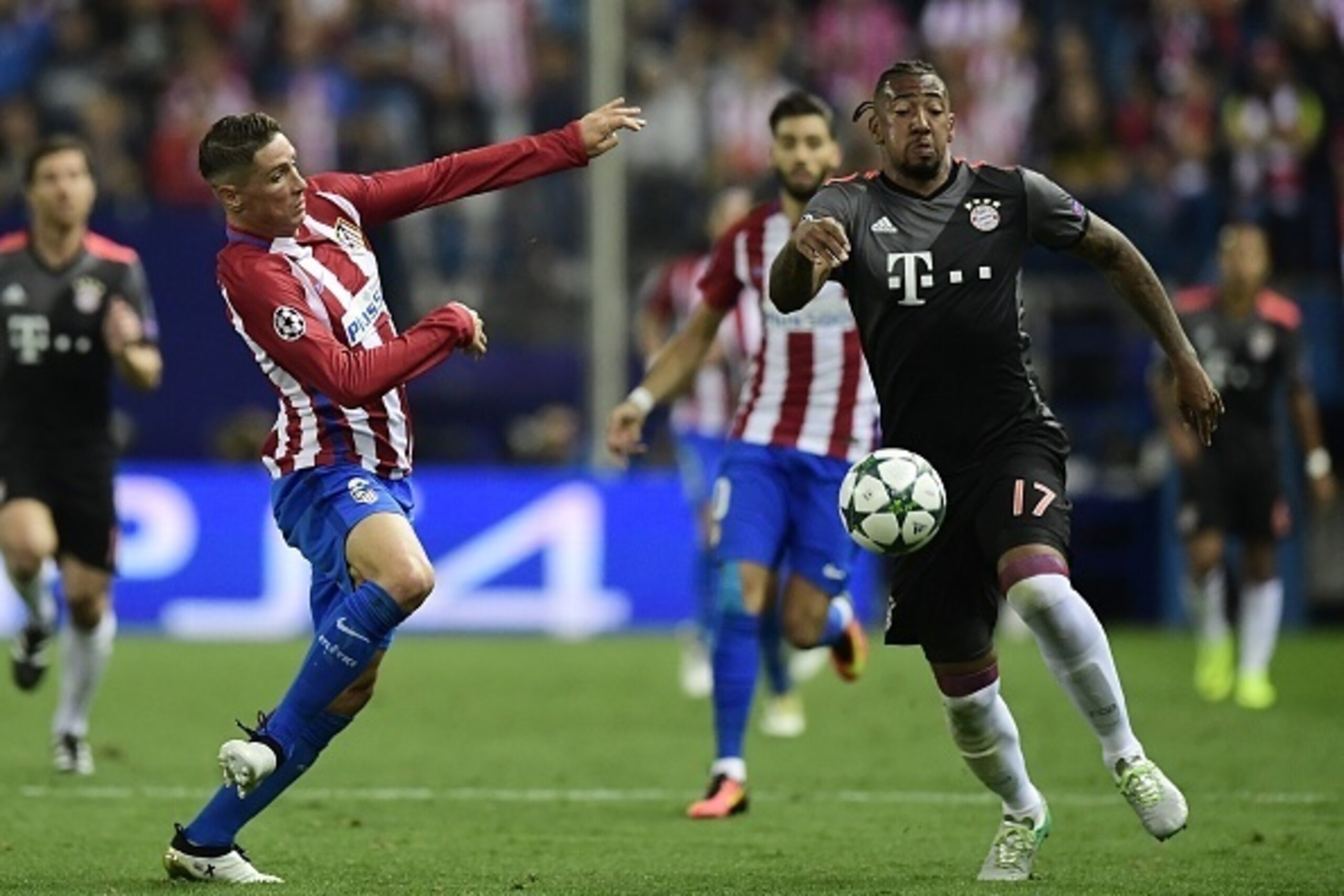 Atletico Madrid's forward Fernando Torres (L) vies with Bayern Munich's defender Jerome Boateng during the UEFA Champions League Group D football match Club Atletico de Madrid vs FC Bayern Munich at the Vicente Calderon stadium in Madrid on September 28, 