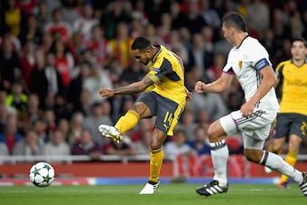 LONDON, ENGLAND - SEPTEMBER 28:  Theo Walcott of Arsenal scores his team's second goal during the UEFA Champions League group A match between Arsenal FC and FC Basel 1893 at the Emirates Stadium on September 28, 2016 in London, England.  (Photo by Mike He
