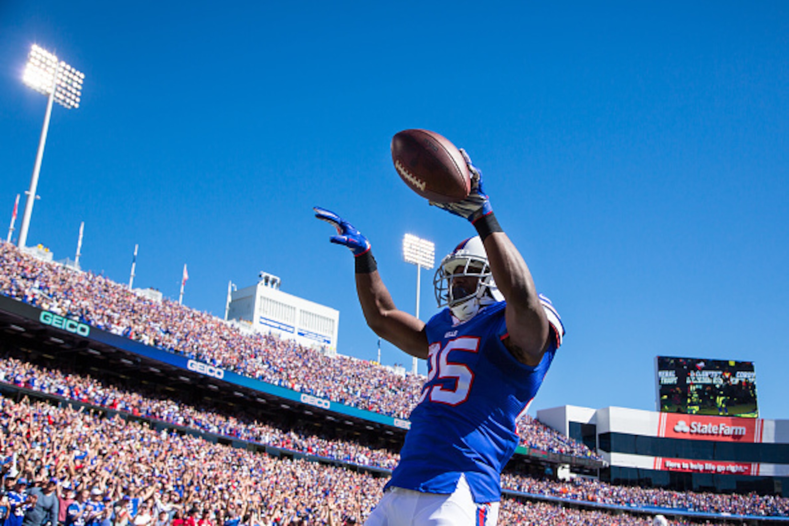 ORCHARD PARK, NY - SEPTEMBER 25:  LeSean McCoy #25 of the Buffalo Bills celebrates a touchdown run during the first half against the Arizona Cardinals on September 25, 2016 at New Era Field in Orchard Park, New York. Buffalo defeats Arizona 33-18.  (Photo