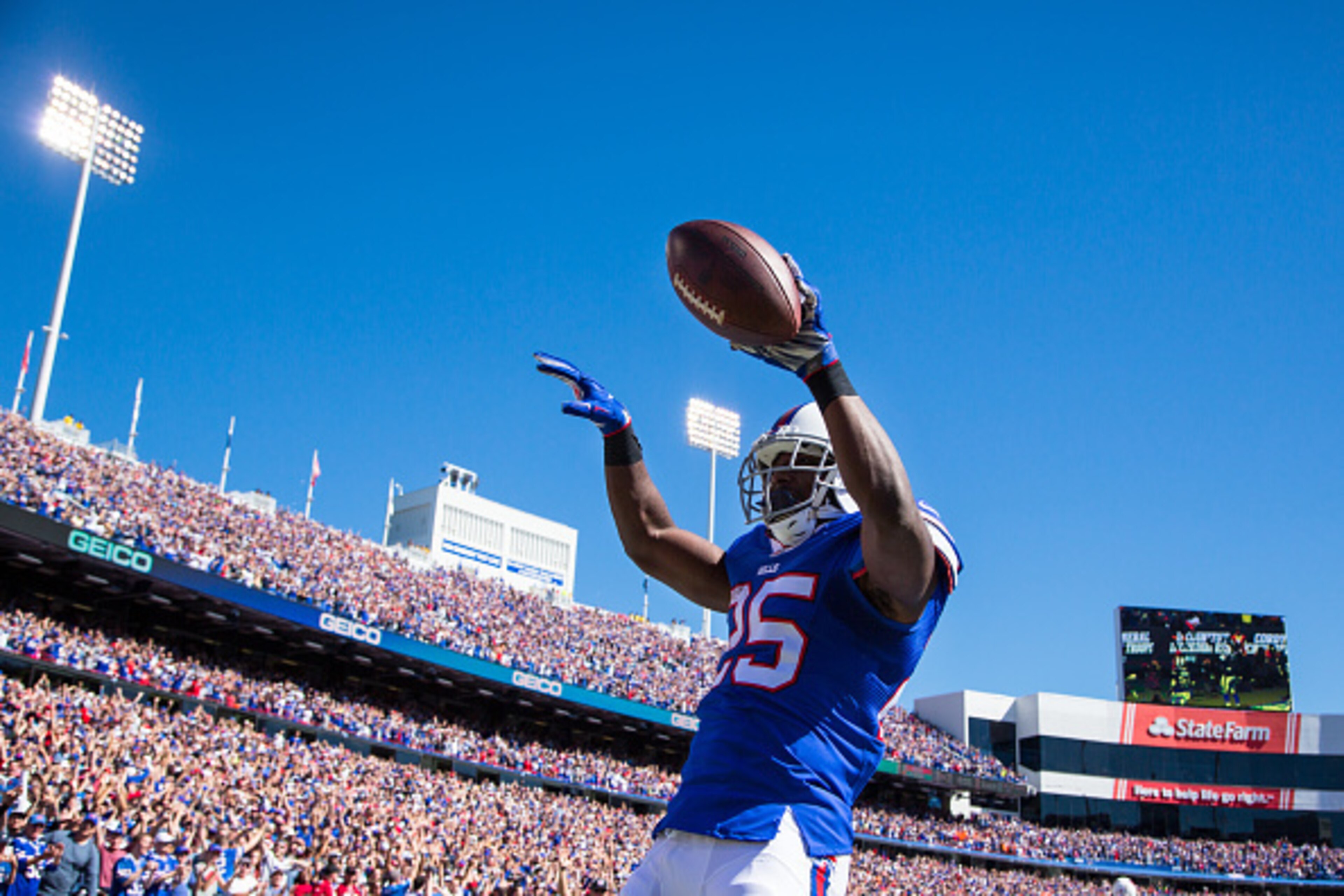 ORCHARD PARK, NY - SEPTEMBER 25:  LeSean McCoy #25 of the Buffalo Bills celebrates a touchdown run during the first half against the Arizona Cardinals on September 25, 2016 at New Era Field in Orchard Park, New York. Buffalo defeats Arizona 33-18.  (Photo