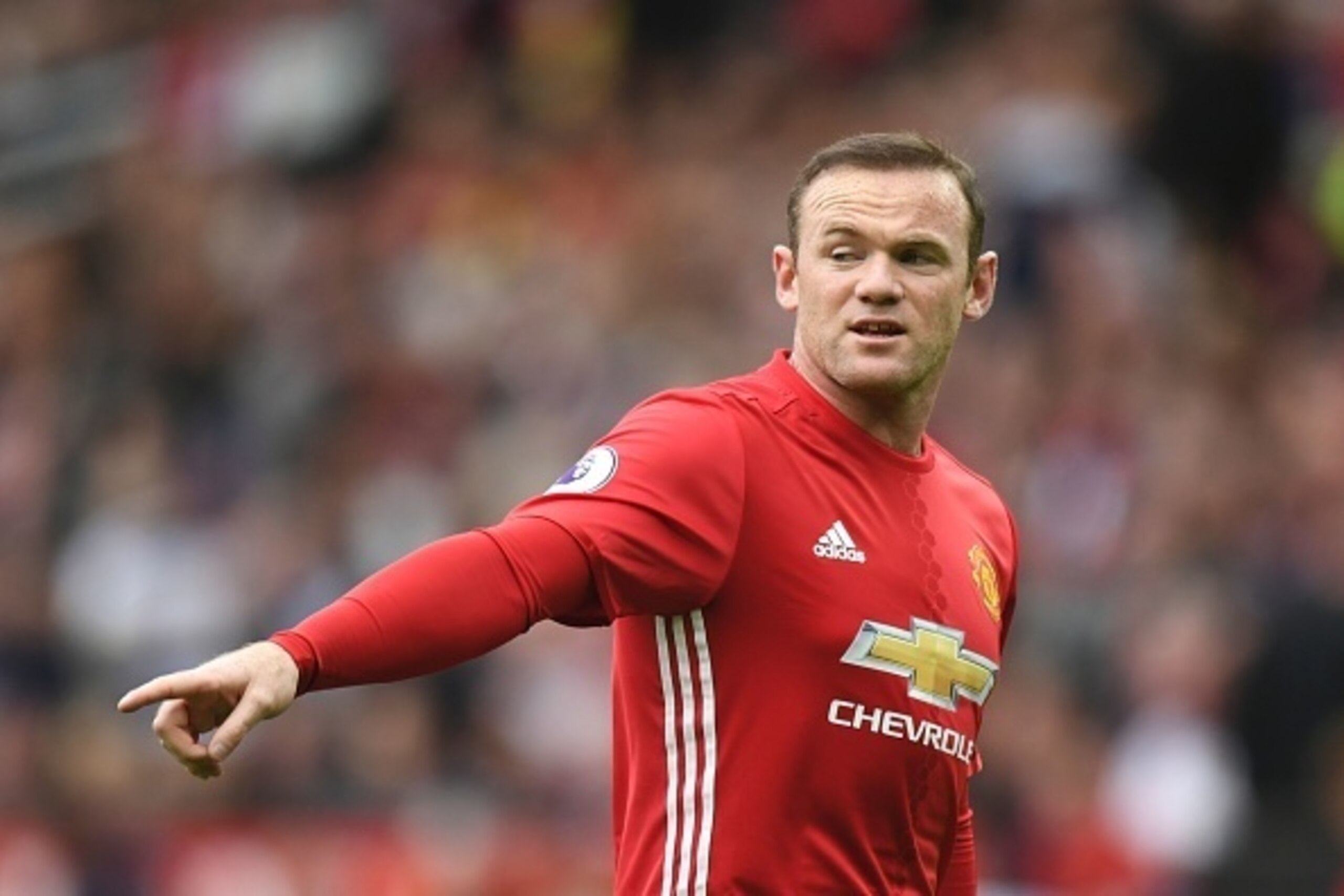 Manchester United's English striker Wayne Rooney gestures to his team-mates during the English Premier League football match between Manchester United and Leicester City at Old Trafford in Manchester, north west England, on September 24, 2016. / AFP / ANT