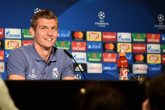 Real Madrid´s German midfielder Toni Kroos attends a press conference in Dortmund, on September 26, 2016 on the eve of the UEFA Champions League first leg football match between Borussia Dortmund and Real Madrid. / AFP / PATRIK STOLLARZ        (Photo cred