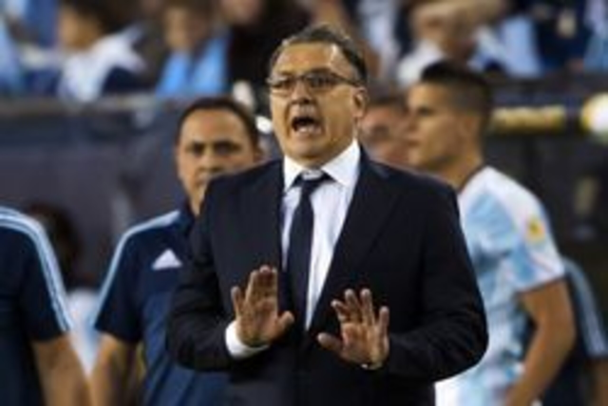 Jun 18, 2016; Foxborough, MA, USA; Argentina manager Gerardo Martino  directs his players during the second half of Argentina's 4-1 win over Venezuela in quarter-final play in the 2016 Copa America Centenario soccer tournament at Gillette Stadium. Mandato