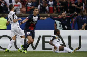 Paris Saint-Germain's Swedish forward Zlatan Ibrahimovic celebrates after scoring during the French L1 football match between Paris Saint-Germain (PSG) and Guingamp at the Parc des Princes stadium in Paris, on August 31, 2013.  AFP PHOTO / KENZO TRIBOUILL