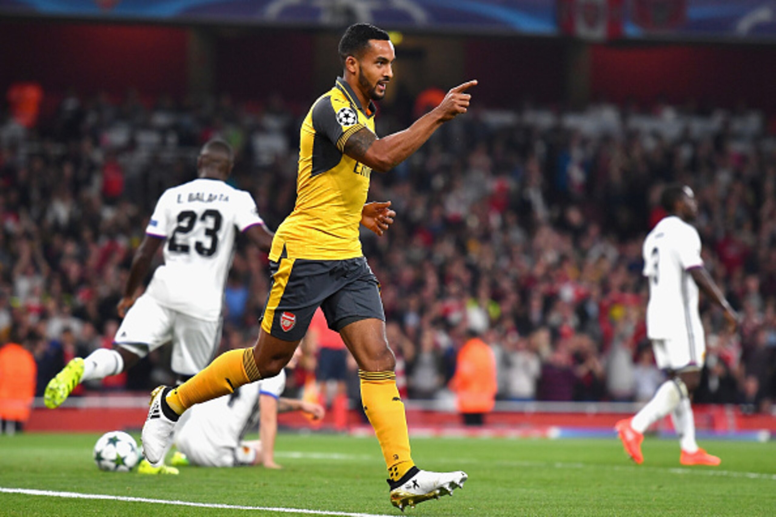LONDON, ENGLAND - SEPTEMBER 28:  Theo Walcott of Arsenal ceclebrates after scoring the opening goal during the UEFA Champions League group A match between Arsenal FC and FC Basel 1893 at the Emirates Stadium on September 28, 2016 in London, England.  (Pho
