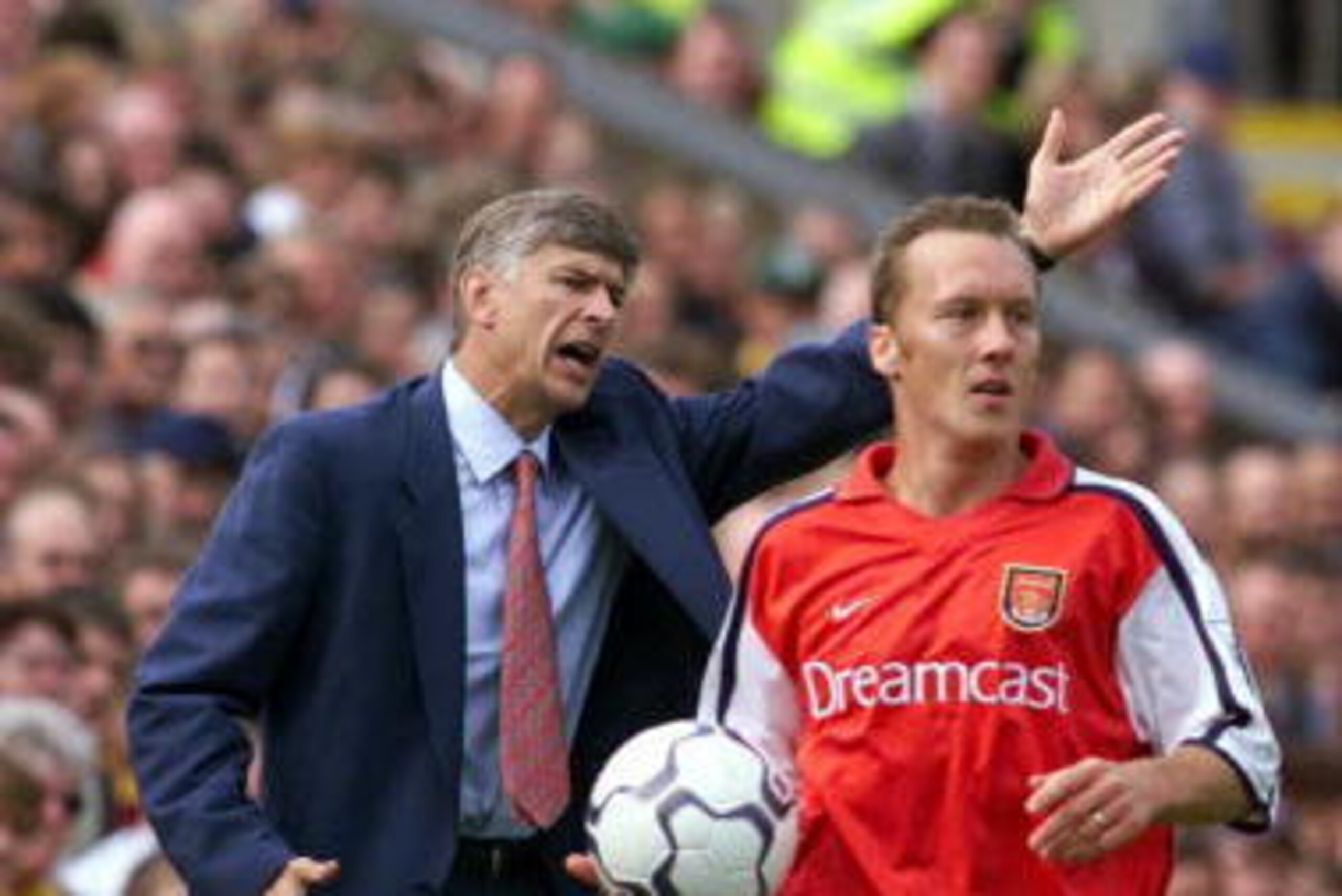 9 Sep 2000:  Arsene Wenger of Arsenal shows his disappointment in front of Lee Dixon during the FA Carling Premiership game between Bradford City and Arsenal at Valley Parade, Bradford. Mandatory Credit: Laurence Griffiths/ALLSPORT