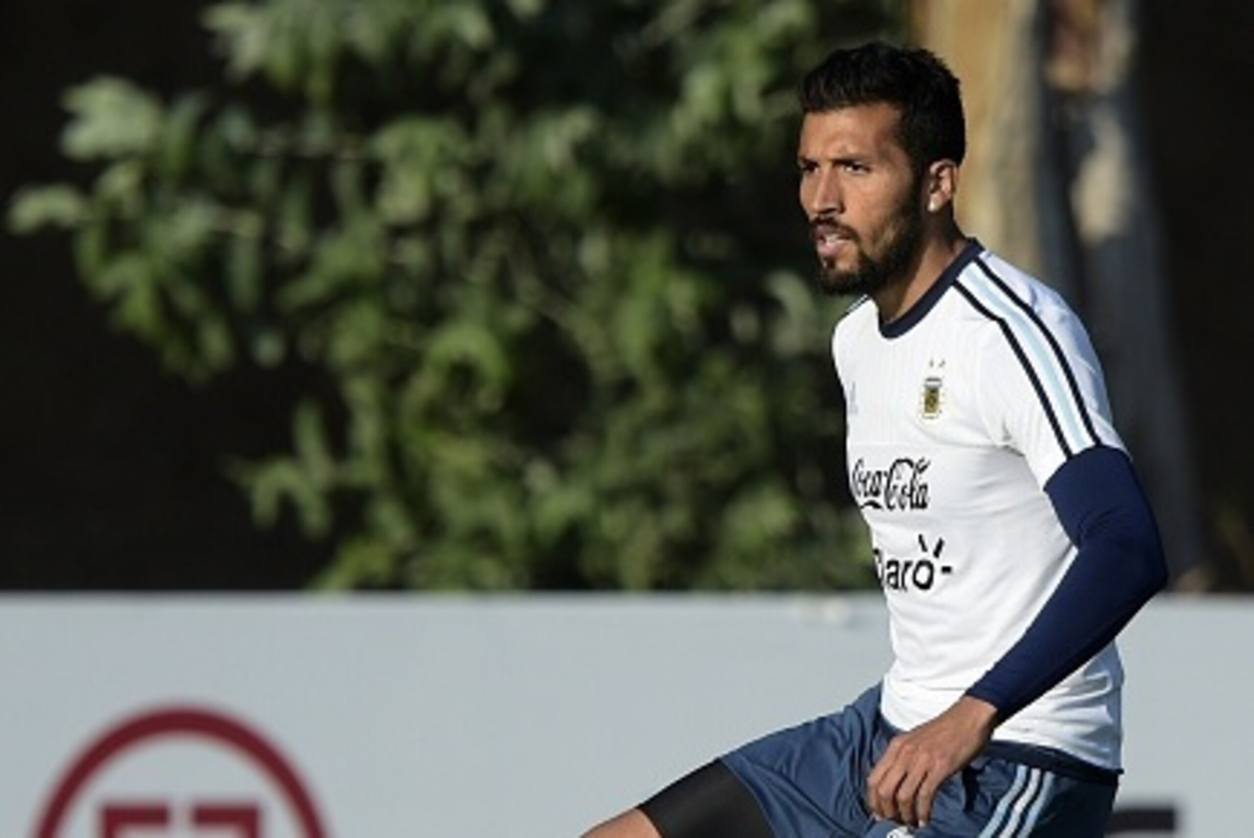 Argentina's defender Ezequiel Garay takes part in a training session in La Serena, Coquimbo, Chile, on June 23, 2015 ahead the Copa America quarterfinal football match against Colombia to be held in Vina del Mar on June 26. AFP PHOTO / JUAN MABROMATA     