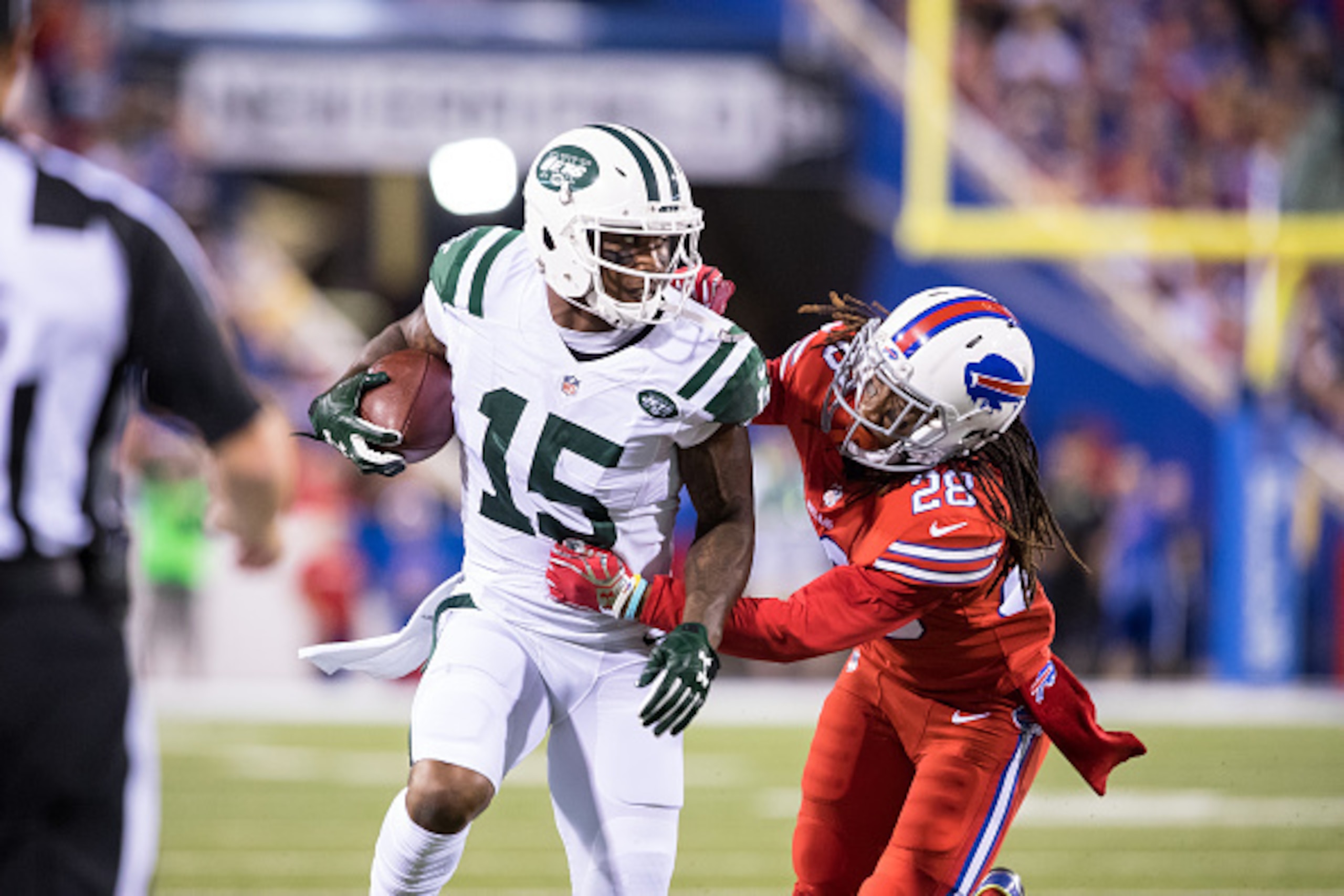 ORCHARD PARK, NY - SEPTEMBER 15:  Brandon Marshall #15 of the New York Jets pulls in a catch as Ronald Darby #28 of the Buffalo Bills defends on September 15, 2016 at New Era Field in Orchard Park, New York. New York defeats Buffalo 37-31. (Photo by Brett