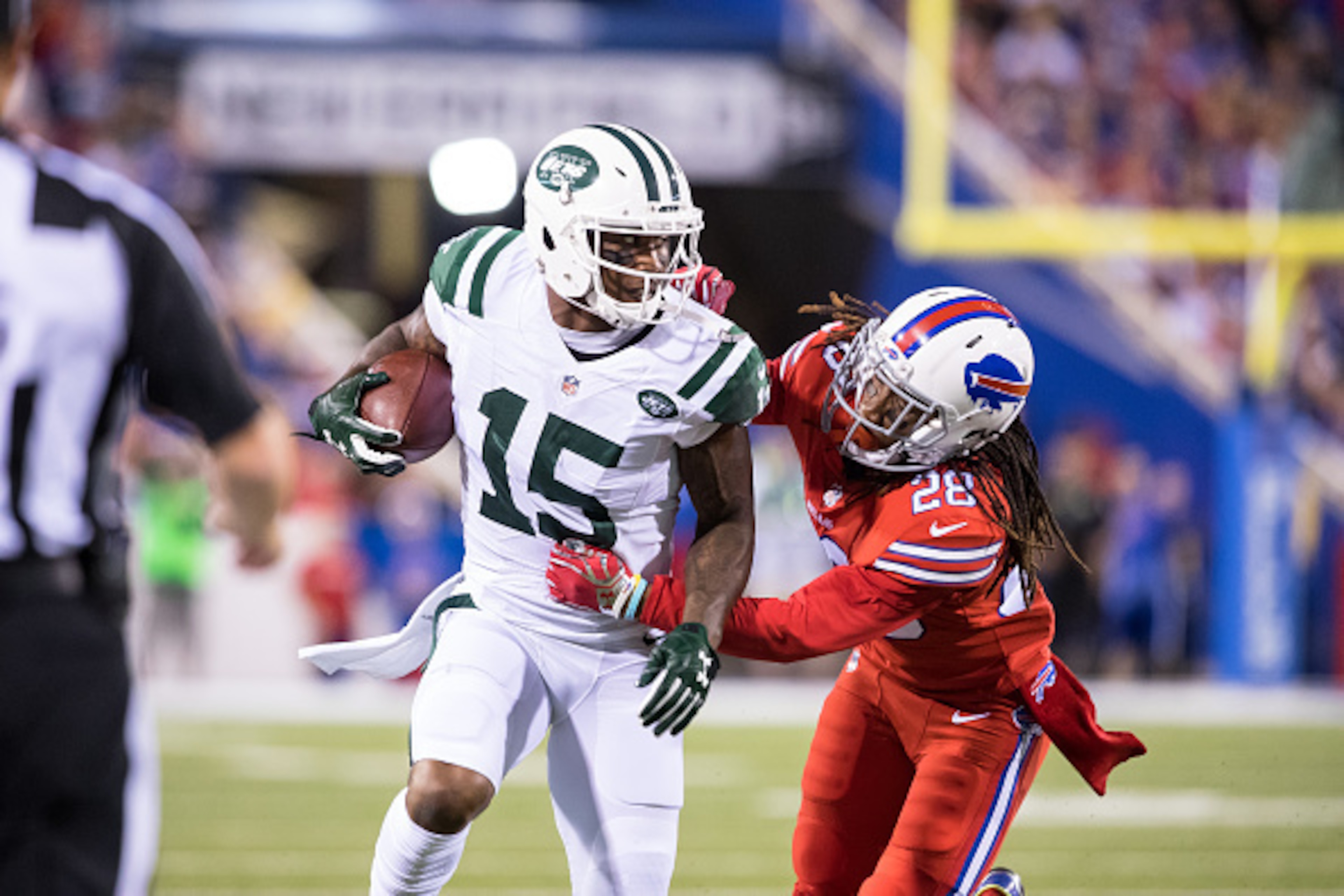 ORCHARD PARK, NY - SEPTEMBER 15:  Brandon Marshall #15 of the New York Jets pulls in a catch as Ronald Darby #28 of the Buffalo Bills defends on September 15, 2016 at New Era Field in Orchard Park, New York. New York defeats Buffalo 37-31. (Photo by Brett