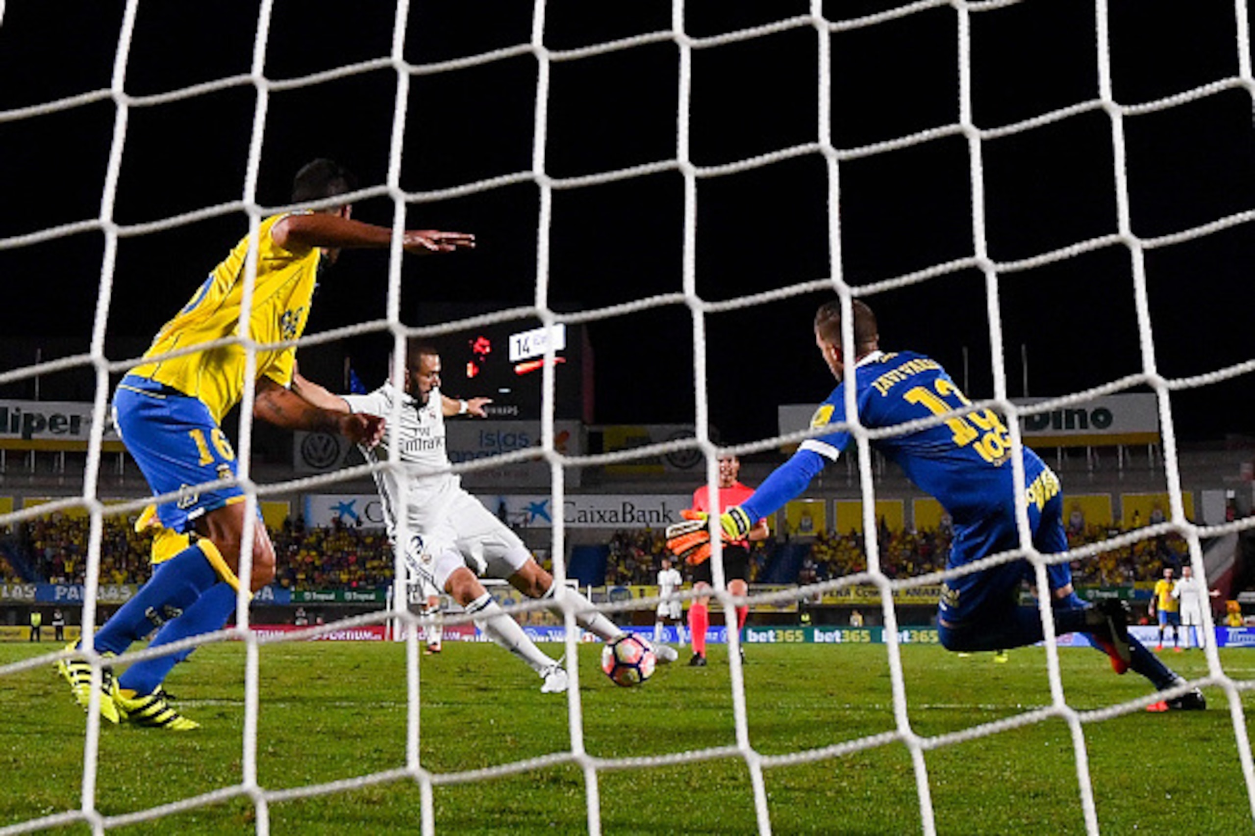 LAS PALMAS, SPAIN - SEPTEMBER 24: Karim Benzema of Real Madrid CF scores his team's second goal during the La Liga match between UD Las Palmas and Real Madrid CF on September 24, 2016 in Las Palmas, Spain. (Photo by David Ramos/Getty Images) LAS PALMAS, SPAIN - SEPTEMBER 24: Karim Benzema of Real Madrid CF scores his team's second goal during the La Liga match between UD Las Palmas and Real Madrid CF on September 24, 2016 in Las Palmas, Spain. (Photo by David Ramos/Getty Images)