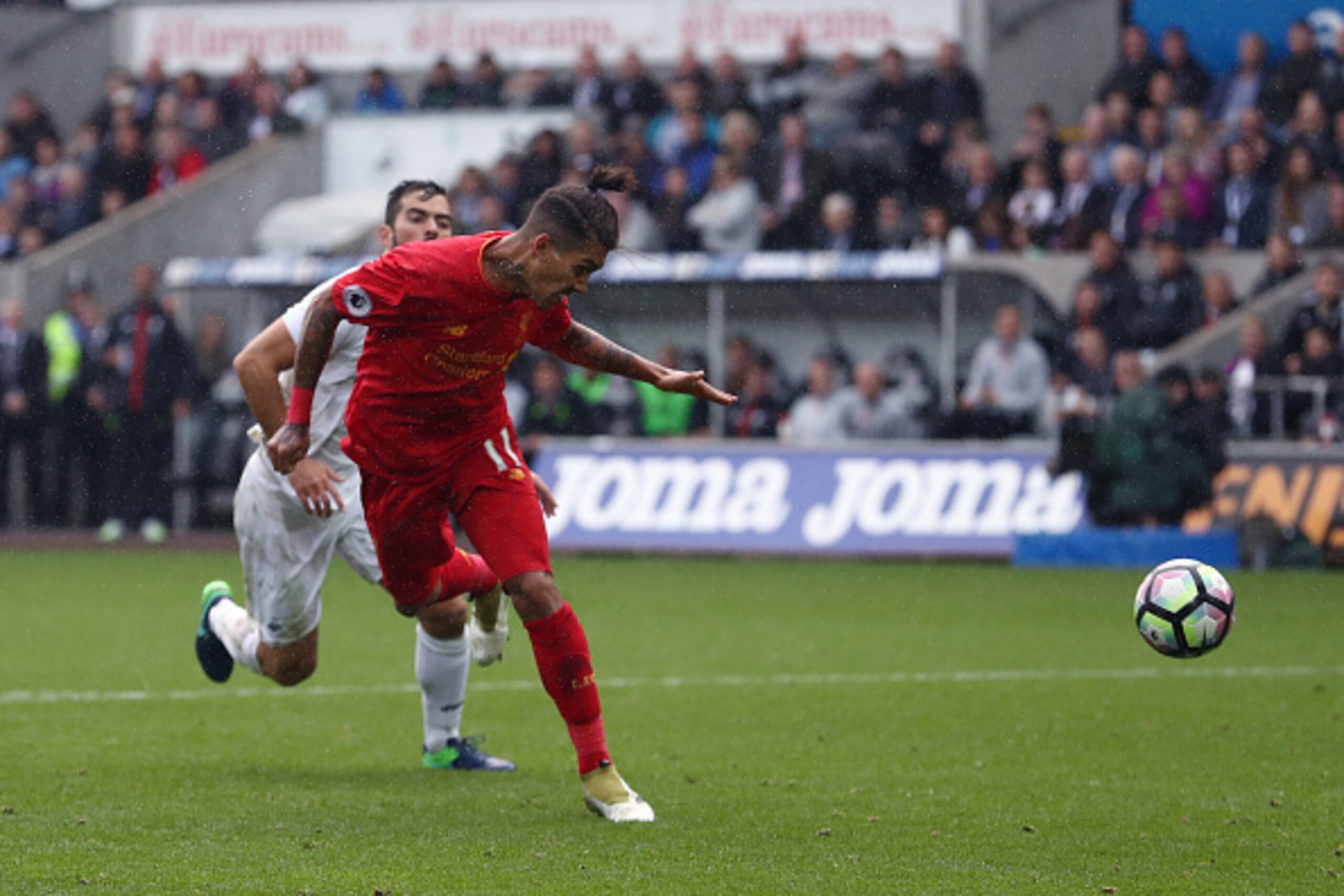SWANSEA, WALES - OCTOBER 01: Roberto Firmino of Liverpool scores his sides first goal during the Premier League match between Swansea City and Liverpool at Liberty Stadium on October 1, 2016 in Swansea, Wales.  (Photo by Julian Finney/Getty Images)