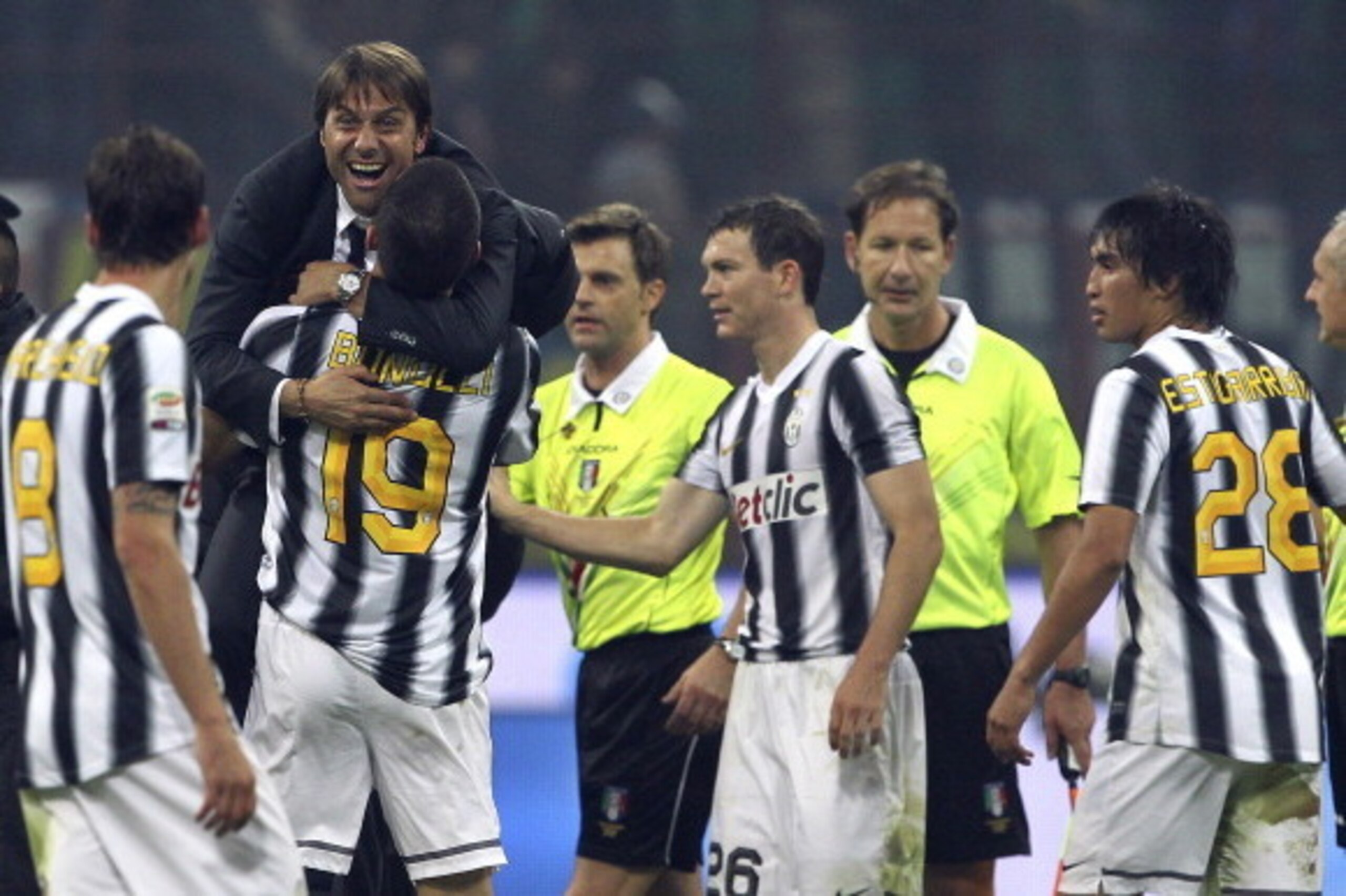 MILAN, ITALY - OCTOBER 29:  Antonio Conte manager of Juventus FC celebrates a victory with Leonardo Bonucci at the end of the Serie A match between FC Internazionale Milano and Juventus FC at Stadio Giuseppe Meazza on October 29, 2011 in Milan, Italy.  (P