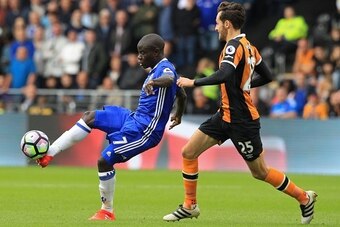 Chelsea's French midfielder N'Golo Kante vies with Hull City's English midfielder Ryan Mason (R) during the English Premier League football match between Hull City and Chelsea at the KCOM Stadium in Kingston upon Hull, north east England on October 1, 201