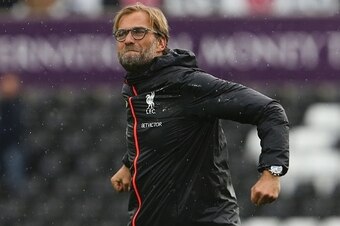Liverpool's German manager Jurgen Klopp celebrates victory at the end of the English Premier League football match between Swansea City and Liverpool at The Liberty Stadium in Swansea, south Wales on October 1, 2016. / AFP / GEOFF CADDICK / RESTRICTED TO 