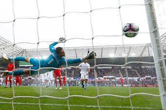 SWANSEA, WALES - OCTOBER 01:  Roberto Firmino of Liverpool scores his sides first goal dpast Lukasz Fabianski of Swansea City uring the Premier League match between Swansea City and Liverpool at Liberty Stadium on October 1, 2016 in Swansea, Wales.  (Phot