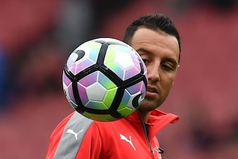 Arsenal's Spanish midfielder Santi Cazorla warms up before kick off of the English Premier League football match between Arsenal and Chelsea at the Emirates Stadium in London on September 24, 2016.  / AFP / Ben STANSALL / RESTRICTED TO EDITORIAL USE. No u