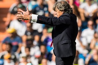 MADRID - SEPTEMBER 10: Coach Enrique Martin Monreal of Osasuna gestures during the La Liga match between Real Madrid and Osasuna at the Santiago Bernabeu Stadium on 10 September 2016 in Madrid, Spain. (Photo by Power Sport Images/Getty Images)