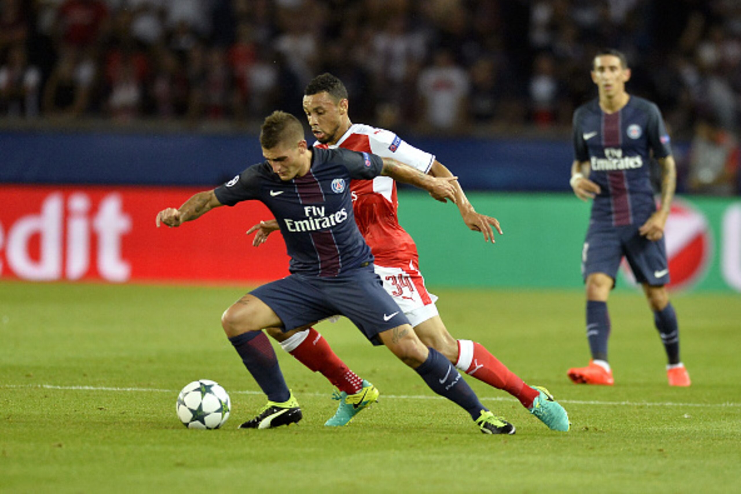 PARIS, FRANCE - SEPTEMBER 13:  Marco Verratti of Paris Saint-Germain and Francis Coquelin of Arsenal FC fight for the ball during the Champion's League match against Arsenal FC at Parc des Princes on September 13, 2016 in Paris, France.  (Photo by Aurelie