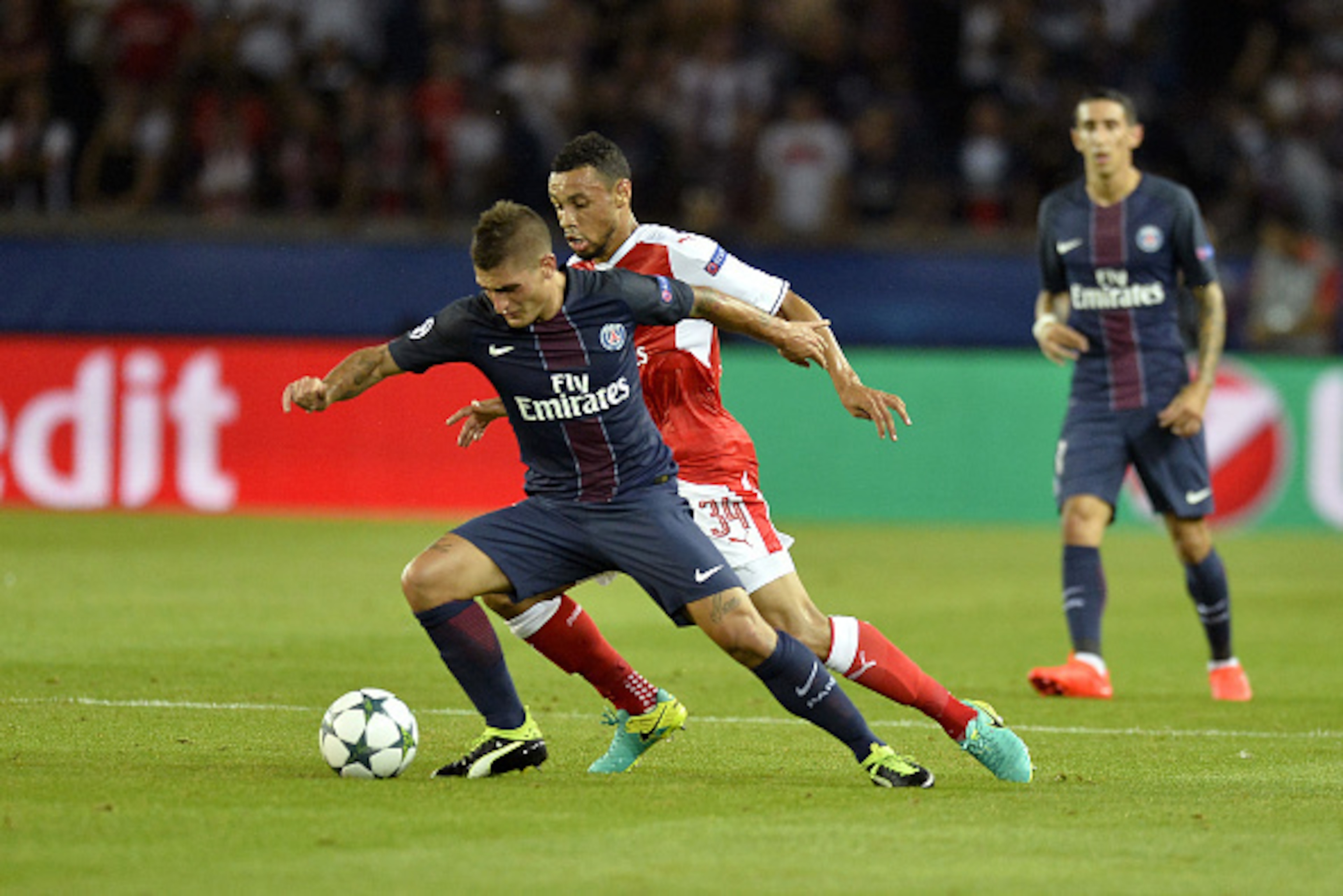 PARIS, FRANCE - SEPTEMBER 13:  Marco Verratti of Paris Saint-Germain and Francis Coquelin of Arsenal FC fight for the ball during the Champion's League match against Arsenal FC at Parc des Princes on September 13, 2016 in Paris, France.  (Photo by Aurelie