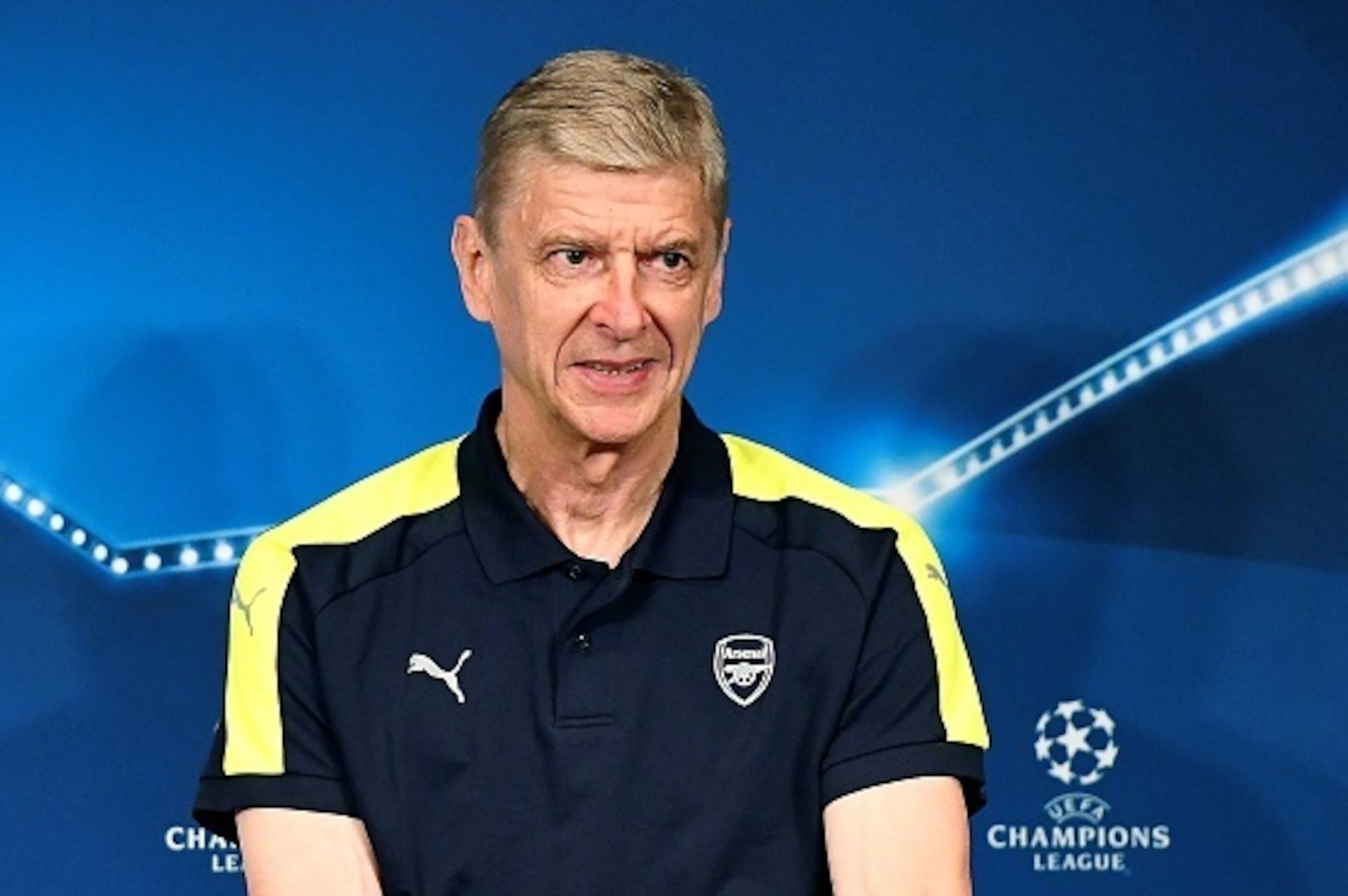 Arsenal's French manager Arsene Wenger arrives for a press conference on the eve of the team's UEFA Champions League football match against Paris Saint-Germain (PSG), on September 12, 2016 at the Parc des Princes stadium in Paris. / AFP / FRANCK FIFE     