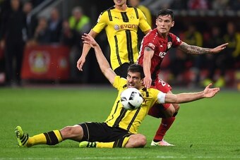 Leverkusen's Chilean midfielder Charles Aranguiz and Dortmund's Greek defender Sokratis vie for the ball during the German first division Bundesliga football match of Bayer Leverkusen vs Borussia Dortmund in Leverkusen, western Germany, on October 1, 2016