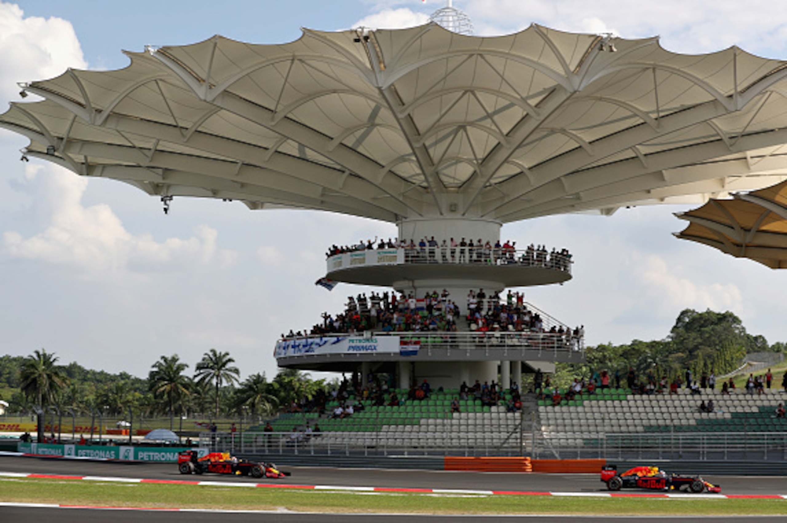 KUALA LUMPUR, MALAYSIA - OCTOBER 02: Daniel Ricciardo of Australia driving the (3) Red Bull Racing Red Bull-TAG Heuer RB12 TAG Heuer leads Max Verstappen of the Netherlands driving the (33) Red Bull Racing Red Bull-TAG Heuer RB12 TAG Heuer on track durin KUALA LUMPUR, MALAYSIA - OCTOBER 02: Daniel Ricciardo of Australia driving the (3) Red Bull Racing Red Bull-TAG Heuer RB12 TAG Heuer leads Max Verstappen of the Netherlands driving the (33) Red Bull Racing Red Bull-TAG Heuer RB12 TAG Heuer on track durin