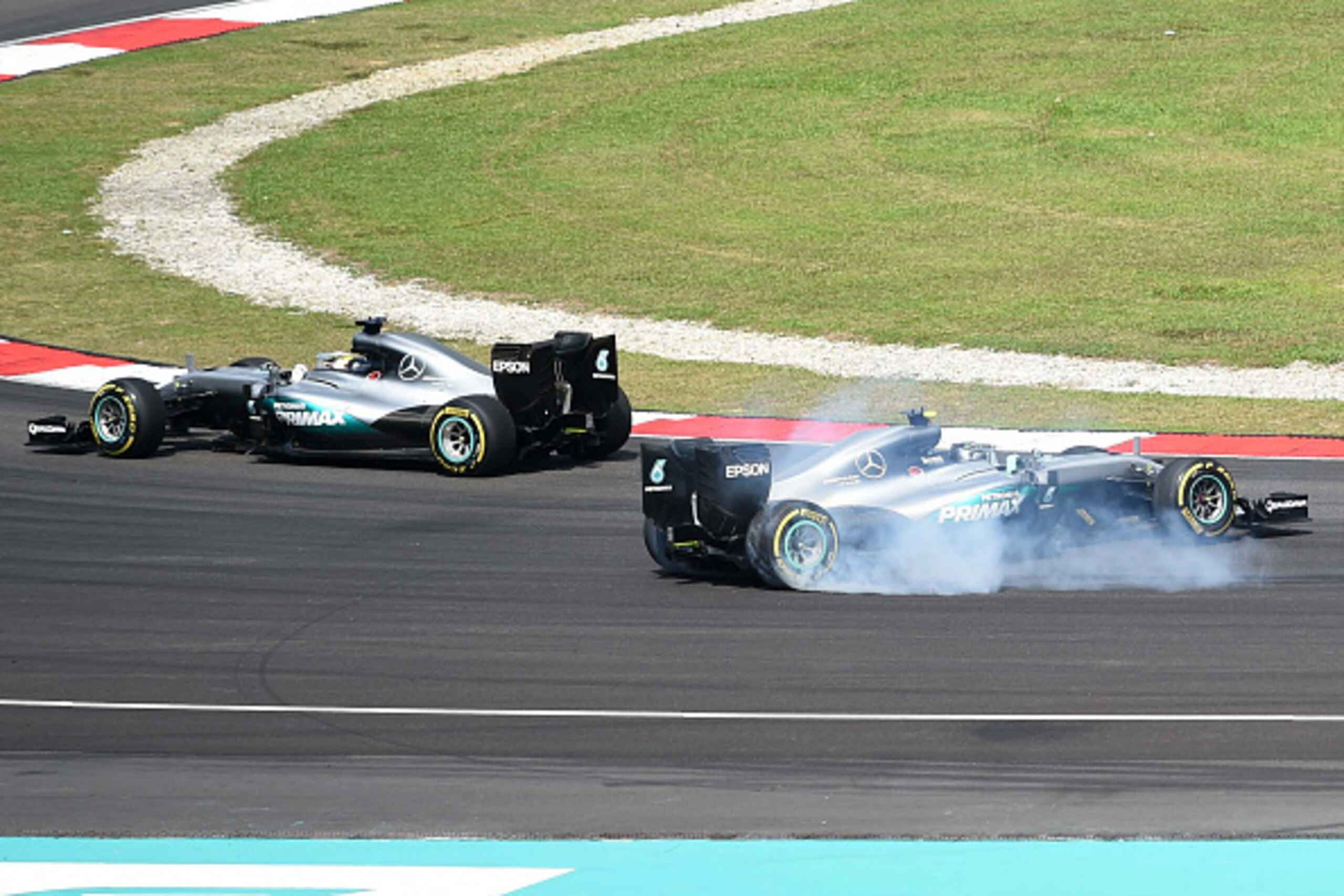 Mercedes AMG Petronas F1 Team's German driver Nico Rosberg spins (R) out of control after being clipped by Scuderia Ferrari's German driver Sebastian Vettel (not pictured) as Mercedes AMG Petronas F1 Team's British driver Lewis Hamilton (L) drives pass du Mercedes AMG Petronas F1 Team's German driver Nico Rosberg spins (R) out of control after being clipped by Scuderia Ferrari's German driver Sebastian Vettel (not pictured) as Mercedes AMG Petronas F1 Team's British driver Lewis Hamilton (L) drives pass du