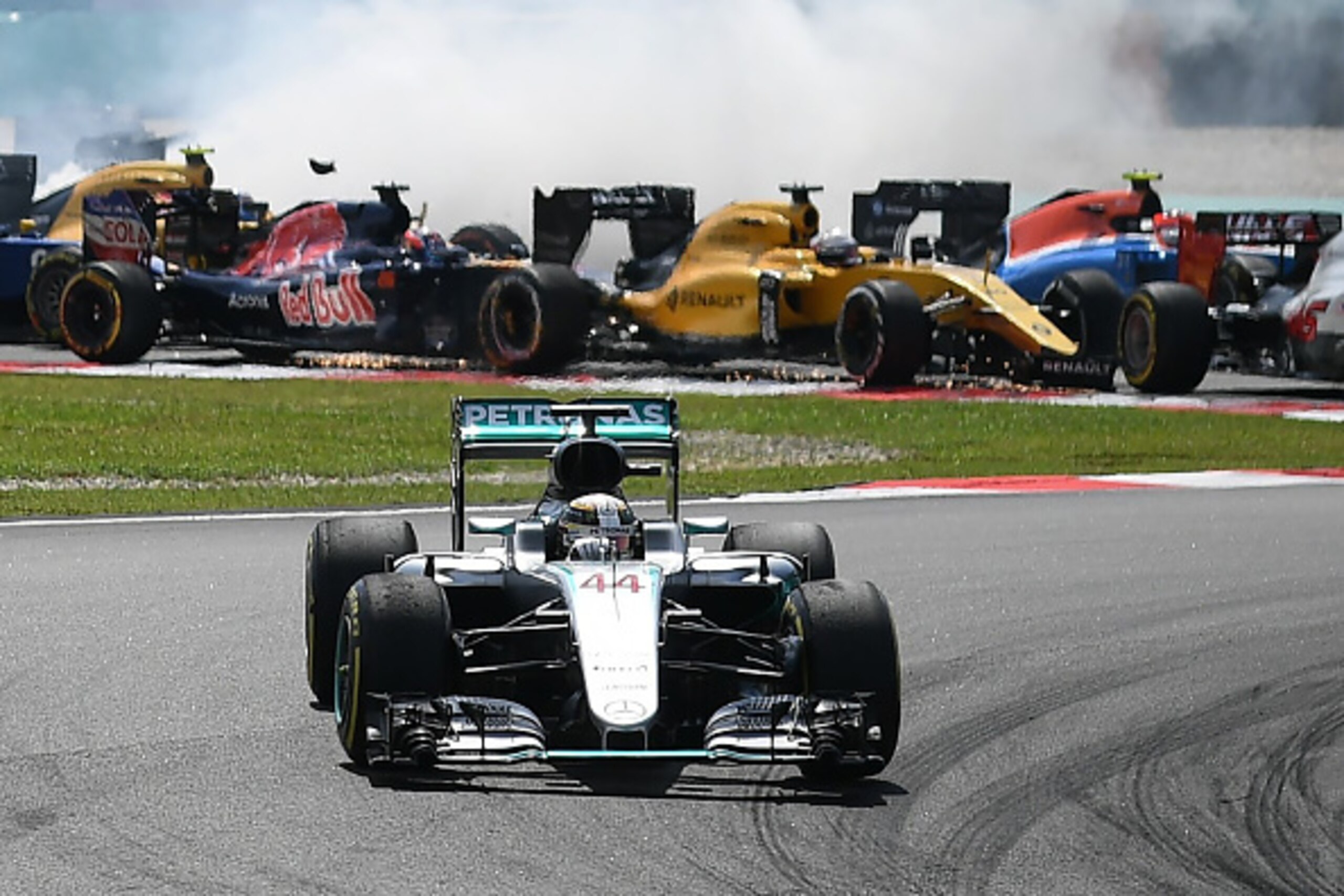 Mercedes AMG Petronas F1 Team's British driver Lewis Hamilton leads the pack at the start of the Formula One Malaysian Grand Prix in Sepang on October 2, 2016. / AFP / MANAN VATSYAYANA (Photo credit should read MANAN VATSYAYANA/AFP/Getty Images) Mercedes AMG Petronas F1 Team's British driver Lewis Hamilton leads the pack at the start of the Formula One Malaysian Grand Prix in Sepang on October 2, 2016. / AFP / MANAN VATSYAYANA (Photo credit should read MANAN VATSYAYANA/AFP/Getty Images)