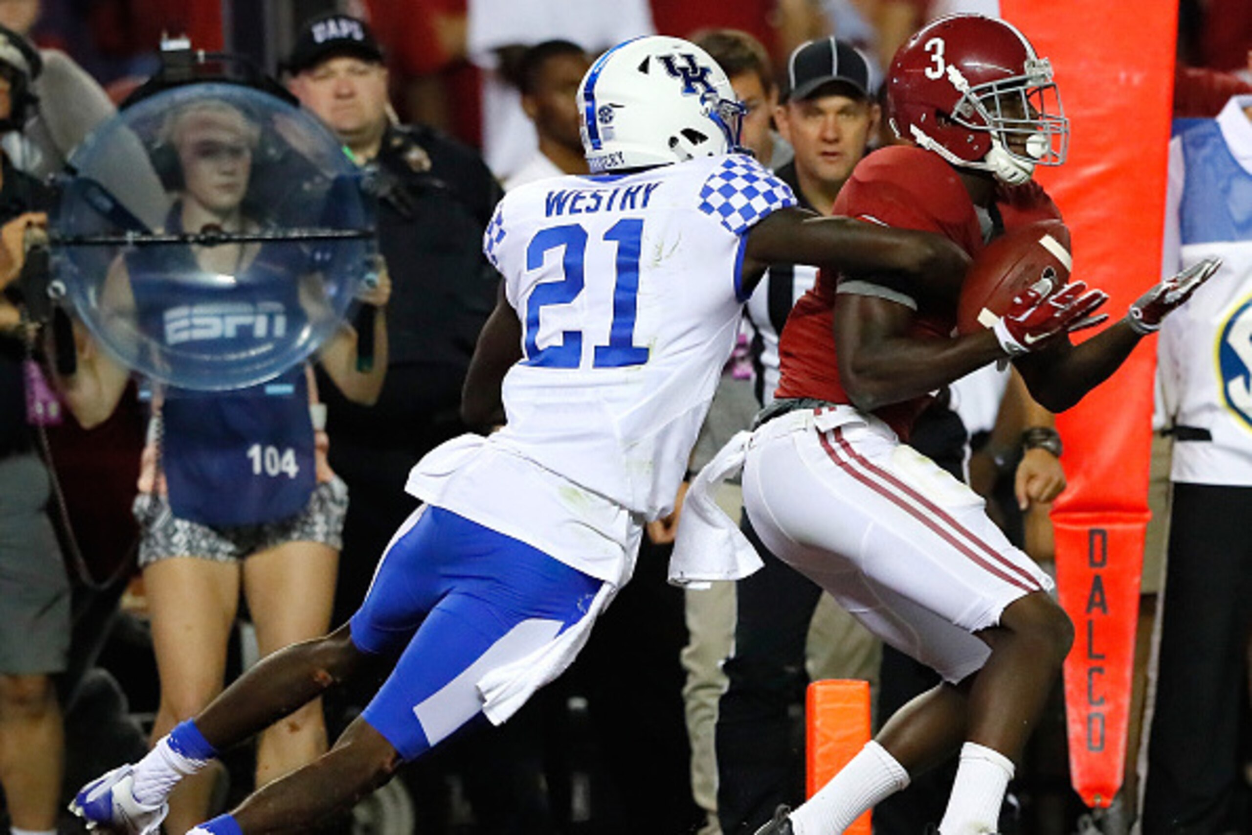 TUSCALOOSA, AL - OCTOBER 01:  Calvin Ridley #3 of the Alabama Crimson Tide pulls in this touchdown reception against Chris Westry #21 of the Kentucky Wildcats at Bryant-Denny Stadium on October 1, 2016 in Tuscaloosa, Alabama.  (Photo by Kevin C. Cox/Getty