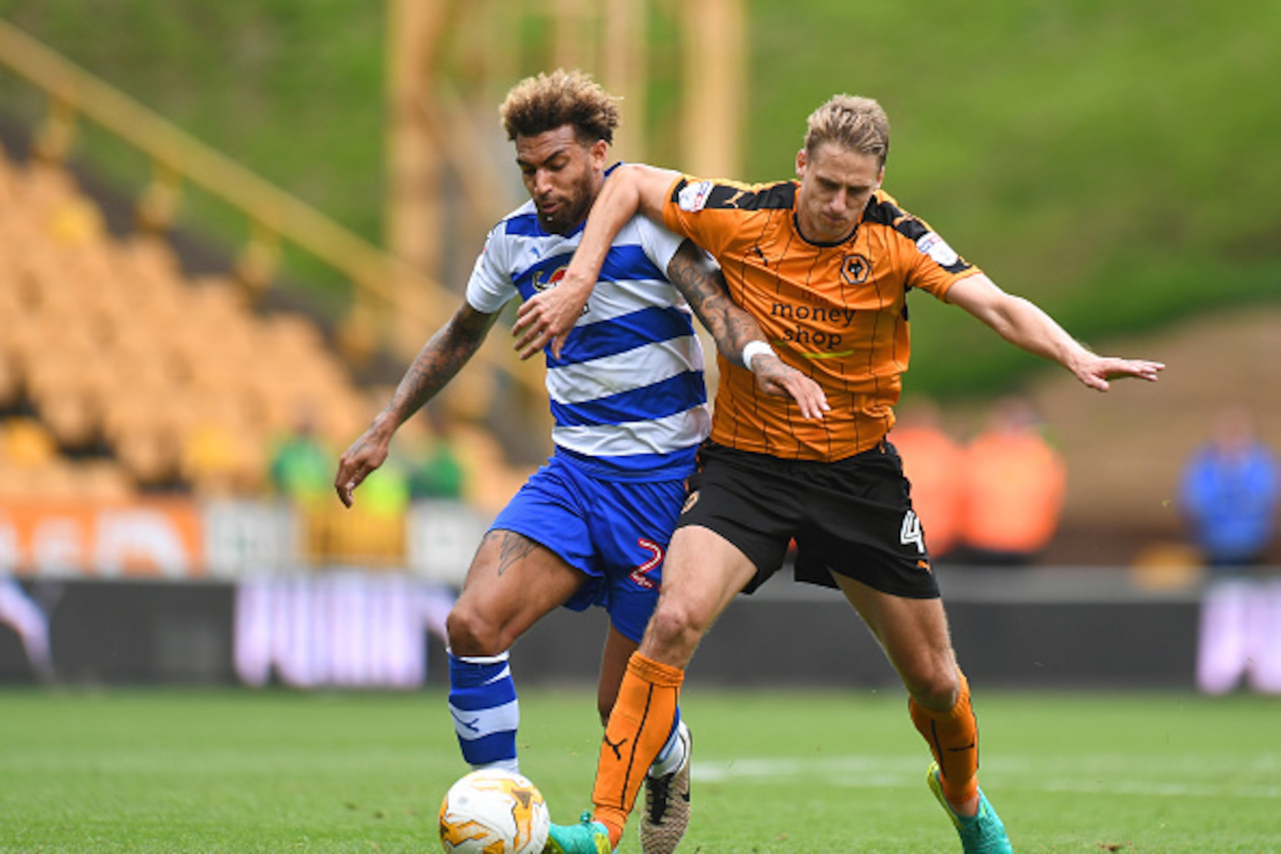 WOLVERHAMPTON, ENGLAND - AUGUST 13: Danny Williams of Reading and Dave Edwards of Wolverhampton Wanderers during the Sky Bet Championship match between Wolverhampton Wanderers and Reading at Molineux on August 13, 2016 in Wolverhampton, England. (Photo by WOLVERHAMPTON, ENGLAND - AUGUST 13: Danny Williams of Reading and Dave Edwards of Wolverhampton Wanderers during the Sky Bet Championship match between Wolverhampton Wanderers and Reading at Molineux on August 13, 2016 in Wolverhampton, England. (Photo by
