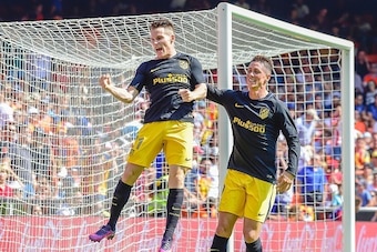 Atletico Madrid's French forward Kevin Gameiro (L) celebrates a goal with Atletico Madrid's forward Fernando Torres during the Spanish league football match Valencia FC vs Club Atletico de Madrid at Mestalla stadium in Valencia on October 2, 2016. / AFP /