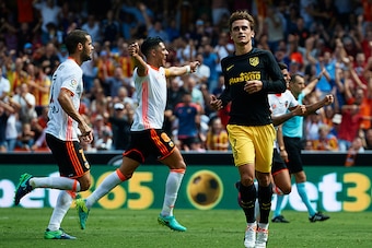 VALENCIA, SPAIN - OCTOBER 02:  Antoine Griezmann of Atletico de Madrid reacts after failing a score a penalty during the La Liga match between Valencia CF and Atletico de Madrid at Mestalla Stadium on October 02, 2016 in Valencia, Spain.  (Photo by Manuel