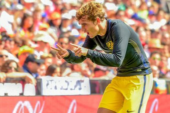 TOPSHOT - Atletico Madrid's French forward Antoine Griezmann celebrates a goal during the Spanish league football match Valencia FC vs Club Atletico de Madrid at Mestalla stadium in Valencia on October 2, 2016 / AFP / JOSE JORDAN        (Photo credit shou