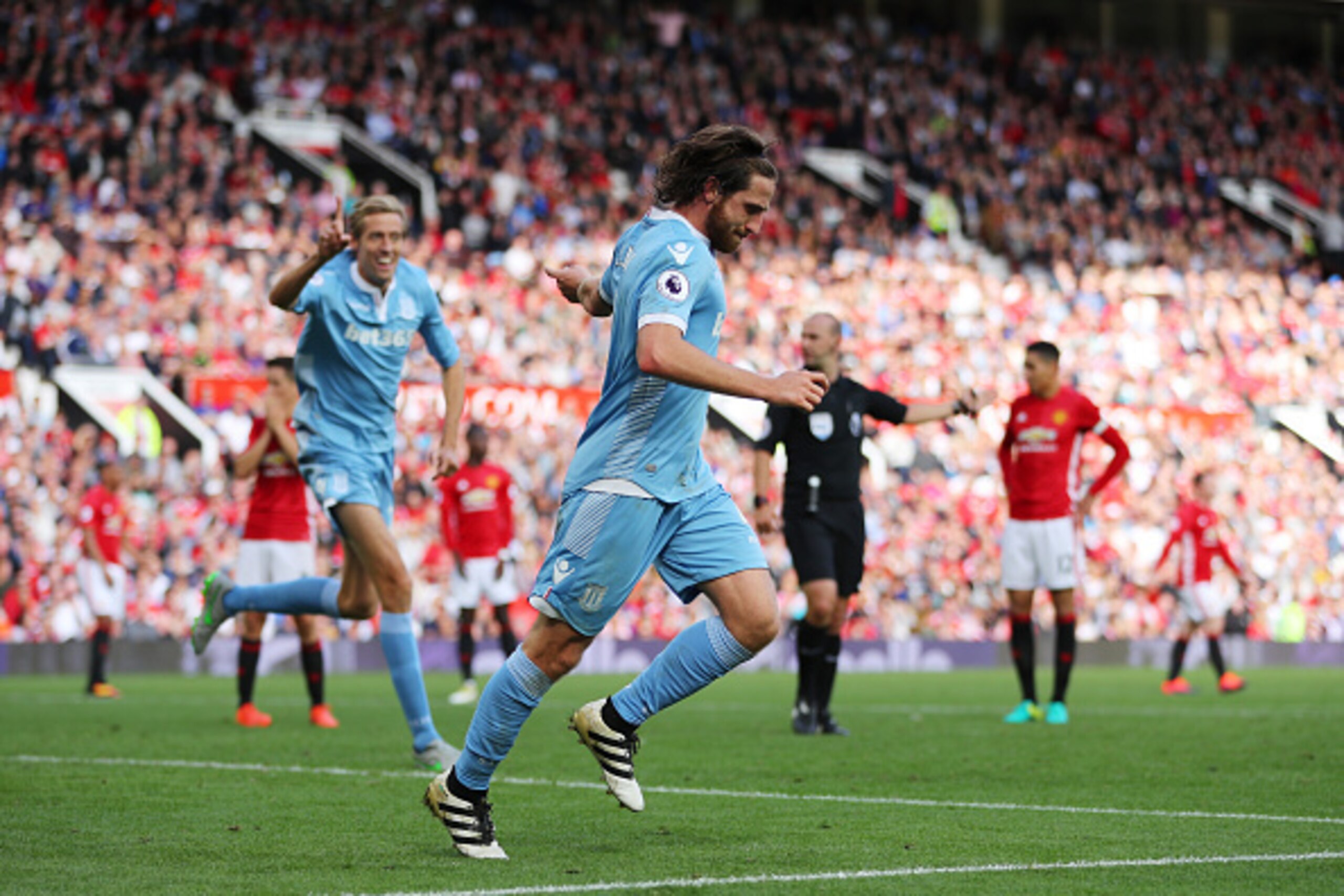 MANCHESTER, ENGLAND - OCTOBER 02:  Joe Allen of Stoke City celebrates scoring his sides first goal  during the Premier League match between Manchester United and Stoke City at Old Trafford on October 2, 2016 in Manchester, England.  (Photo by Richard Heat