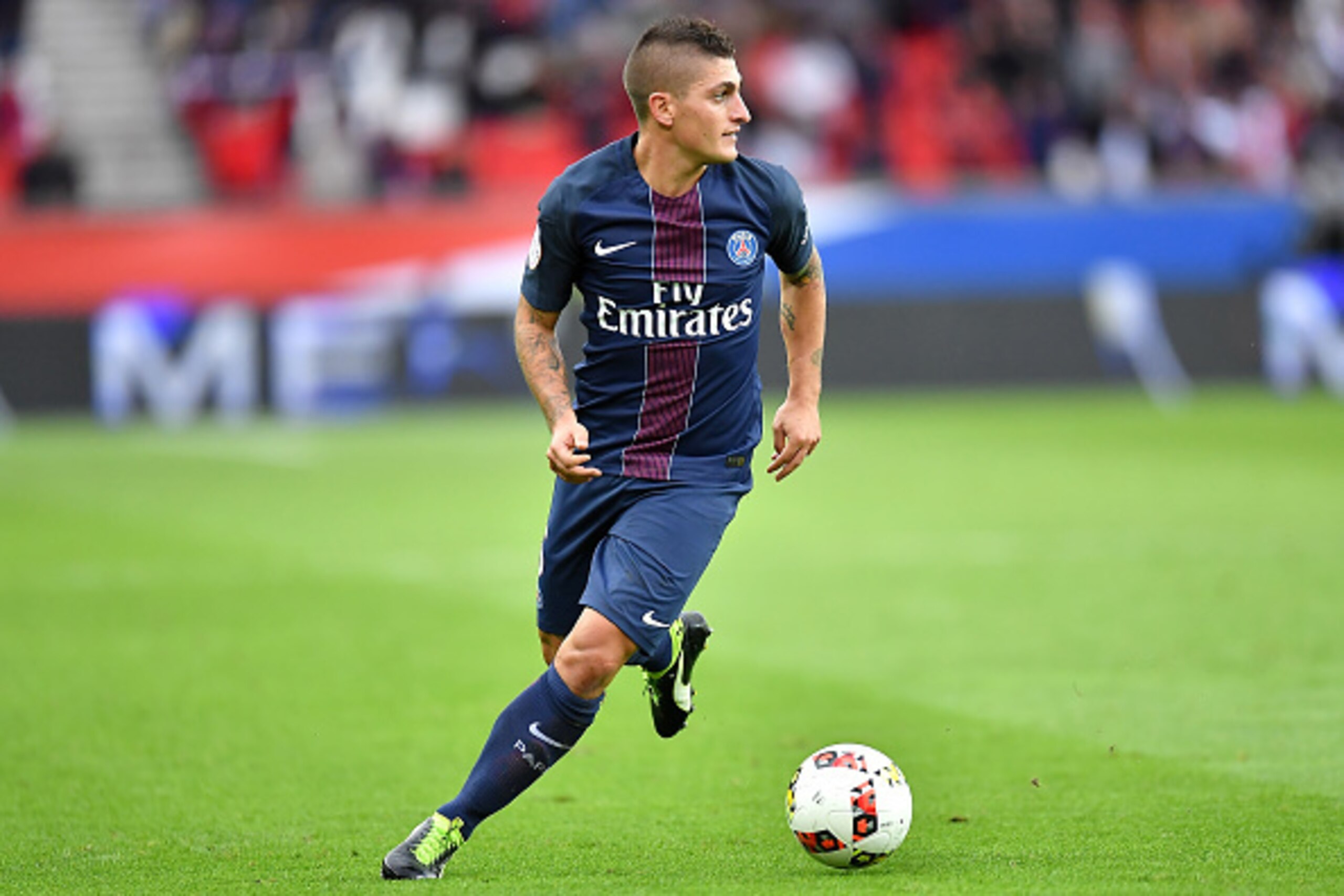 PARIS, FRANCE - OCTOBER 01:  Marco Verratti of Paris Saint-Germain runs with the ball during the Ligue 1 match between Paris Saint-Germain and FC Girondins de Bordeaux at Parc des Princes on October 1, 2016 in Paris, France.  (Photo by Aurelien Meunier/Ge
