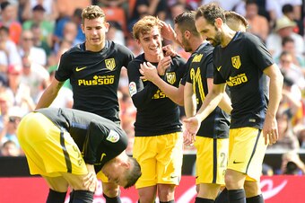 Atletico Madrid's French forward Antoine Griezmann (2nd L) celebrates a goal with teammates during the Spanish league football match Valencia FC vs Club Atletico de Madrid at Mestalla stadium in Valencia on October 2, 2016 / AFP / JOSE JORDAN        (Phot