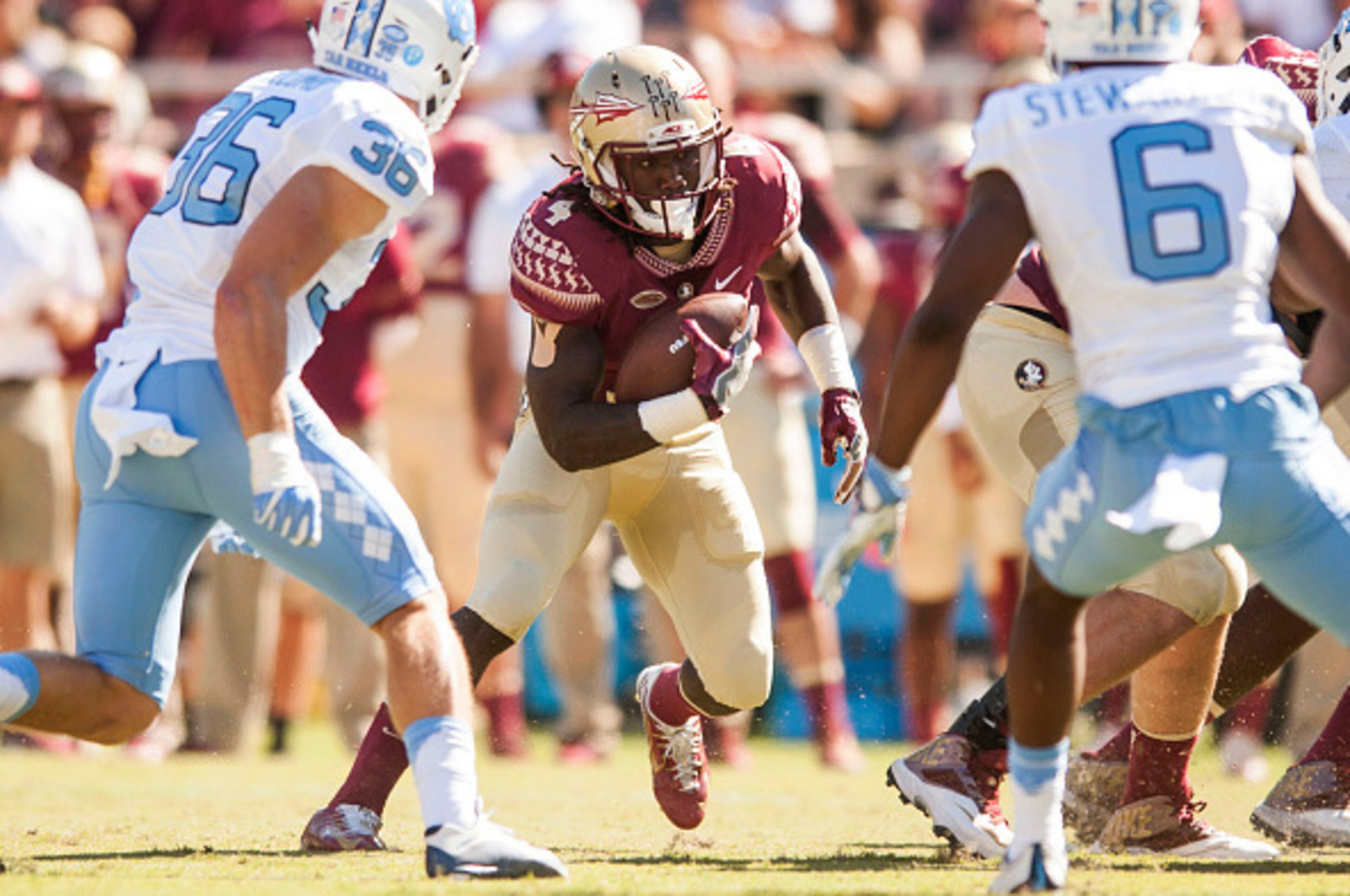 TALLAHASSEE, FL - OCTOBER 01: Dalvin Cook #4 of the Florida State Seminoles finds a gap in the the North Carolina Tar Heels defense at Doak Campbell Stadium on October 1, 2016 in Tallahassee, Florida. (Photo by Jeff Gammons/Getty Images)