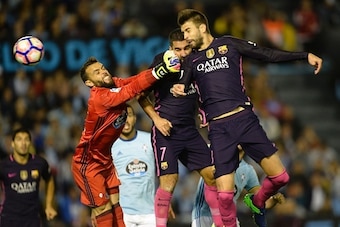 Barcelona's defender Gerard Pique (R) heads the ball to score a goal during the Spanish league football match RC Celta de Vigo vs FC Barcelona at the Balaidos stadium in Vigo on October 2, 2016. / AFP / MIGUEL RIOPA        (Photo credit should read MIGUEL