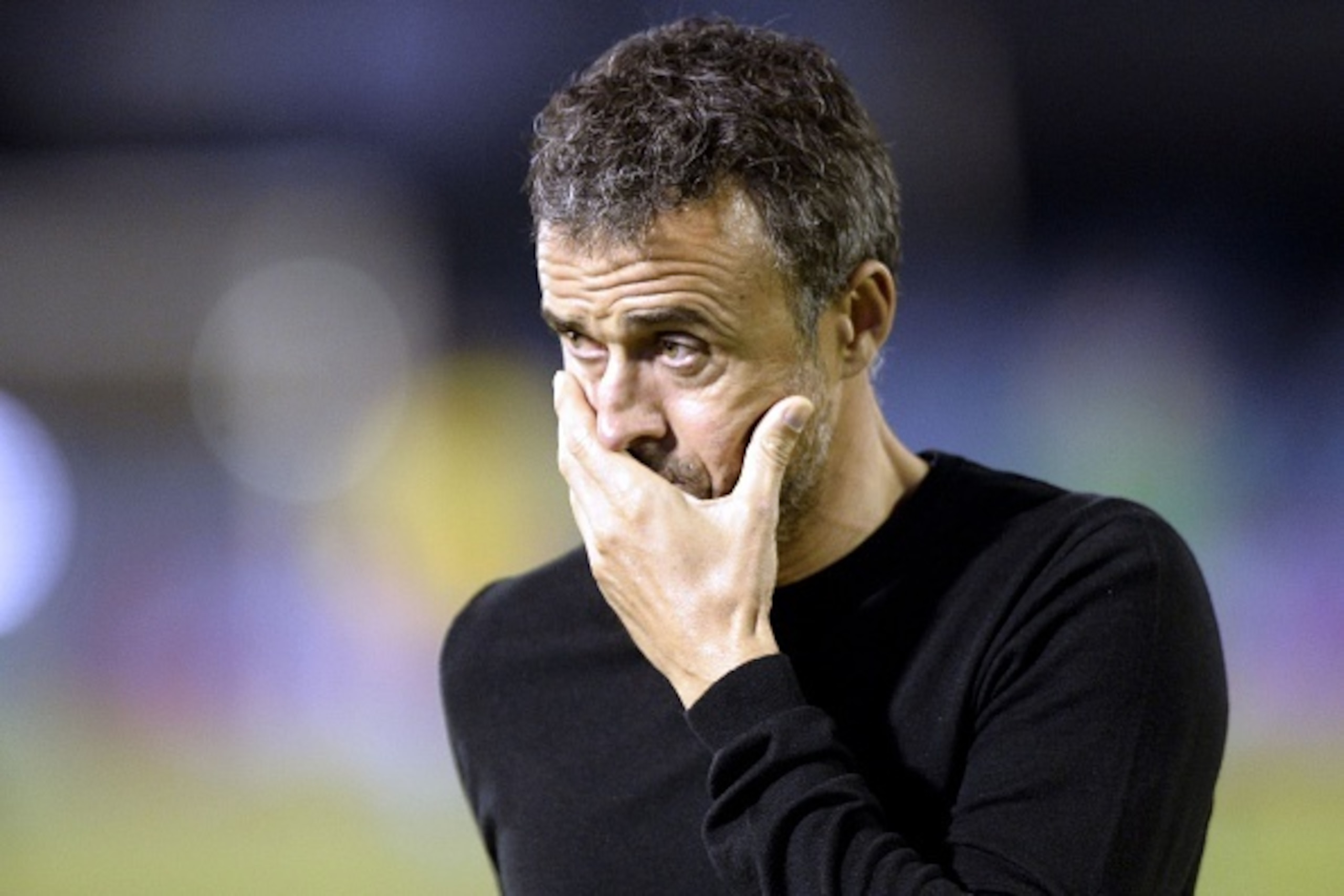 Barcelona's coach Luis Enrique looks on at the end of first half during the Spanish league football match RC Celta de Vigo vs FC Barcelona at the Balaidos stadium in Vigo on October 2, 2016. / AFP / MIGUEL RIOPA        (Photo credit should read MIGUEL RIO