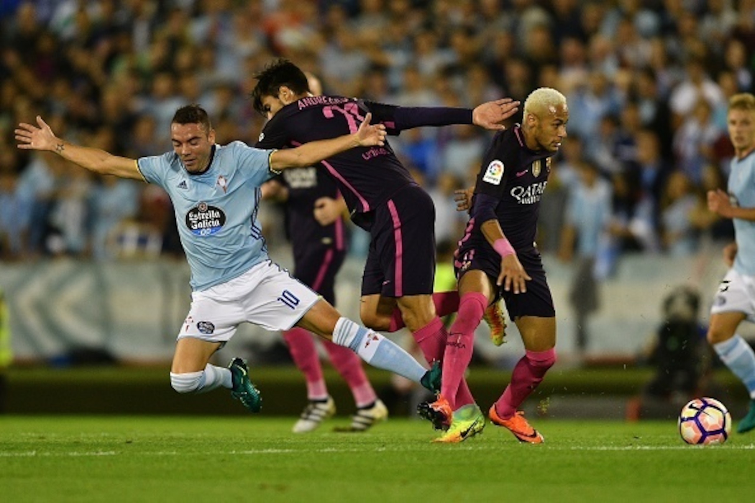 VIGO, SPAIN - OCTOBER 02:  Iago Aspas of RC Celta de Vigo competes for the ball with Neymar Jr. of FC Barcelona during the La Liga match between Real Club Celta de Vigo and Futbol Club Barcelona at the Balaidos stadium on October 02, 2016 in Vigo, Spain. 