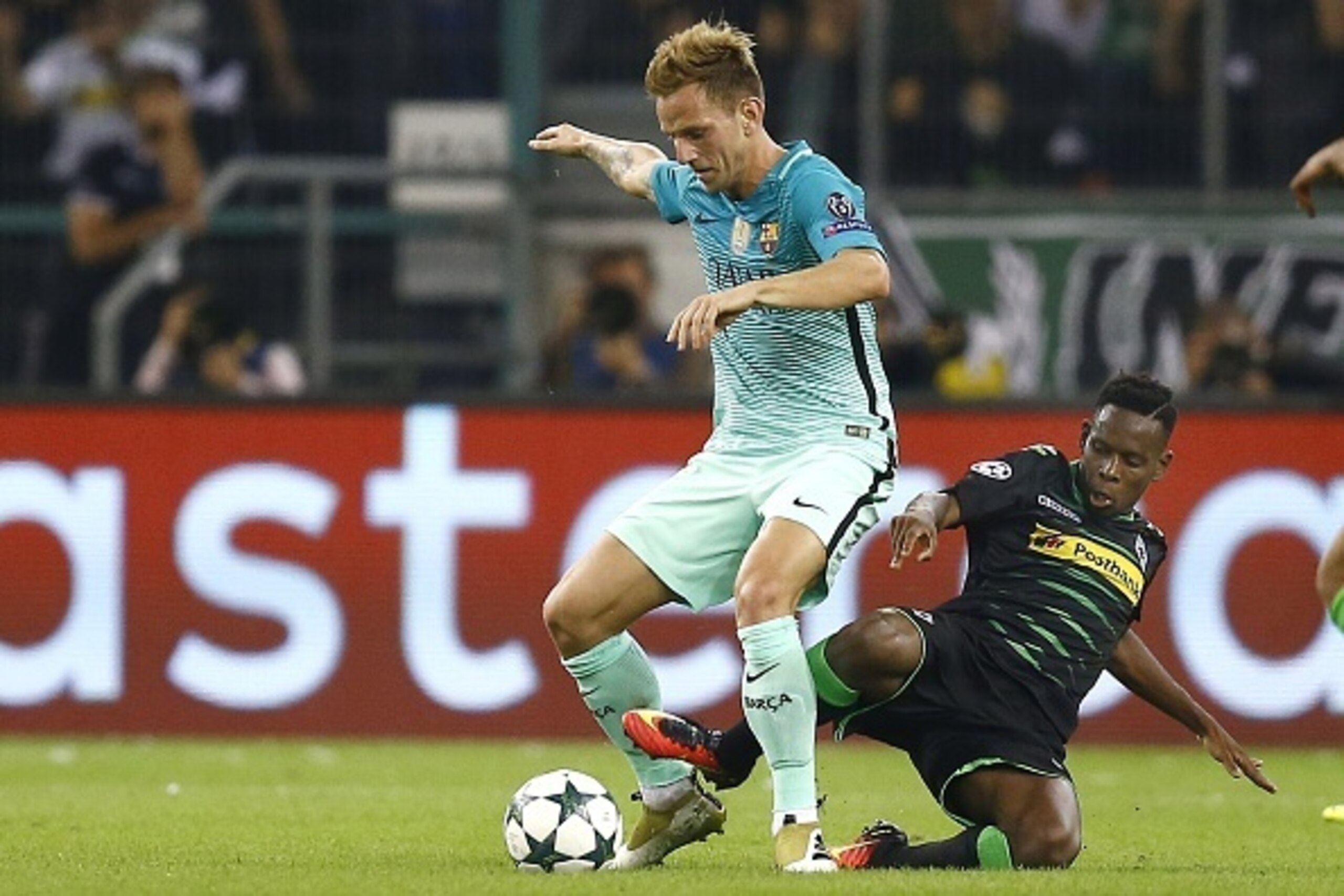 (l-r) Ivan Rakitic of FC Barcelona, Ibrahim Traore of Borussia Monchengladbach during the UEFA Champions League group C match between Borussia Monchengladbach and FC Barcelona on September 28, 2016 at the Borussia Park stadium in Monchengladbach, Germany(